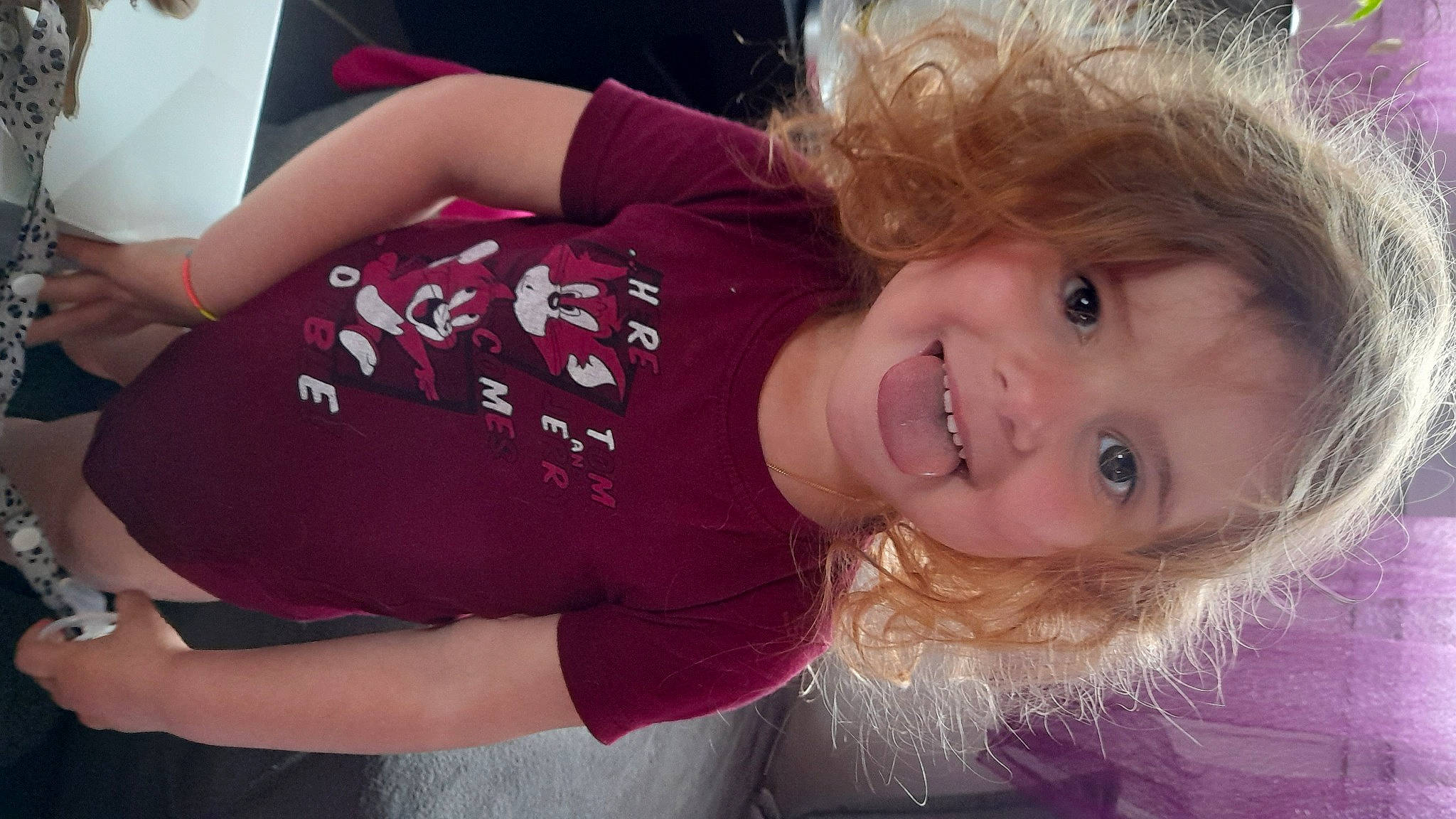 Maywenn a rejoint le concours — aidez-le/la à gagner de superbes lots ! blond, brown_hair, cheek, child, elbow, fun, hair_coloring, happy, iris, joy, lip, long_hair, magenta, mouth, nose, person, sitting, skin, smile, surfer_hair