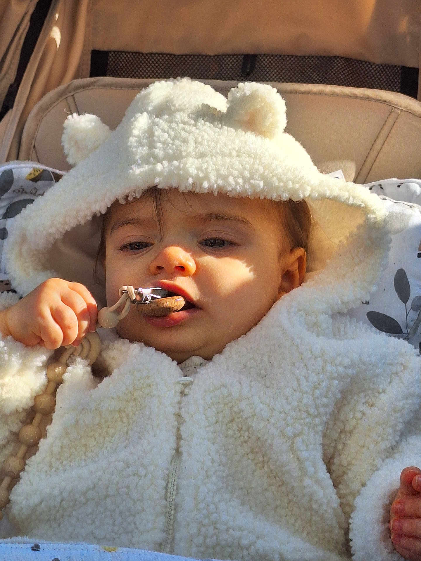 Nina a rejoint le concours — aidez-le/la à gagner de superbes lots ! baby, child, hoodie, white, fluffy, pacifier, clip, hand, face, expression, sunlight, warm, cute, outdoor, seat, blanket, infant, clothing, portrait, young