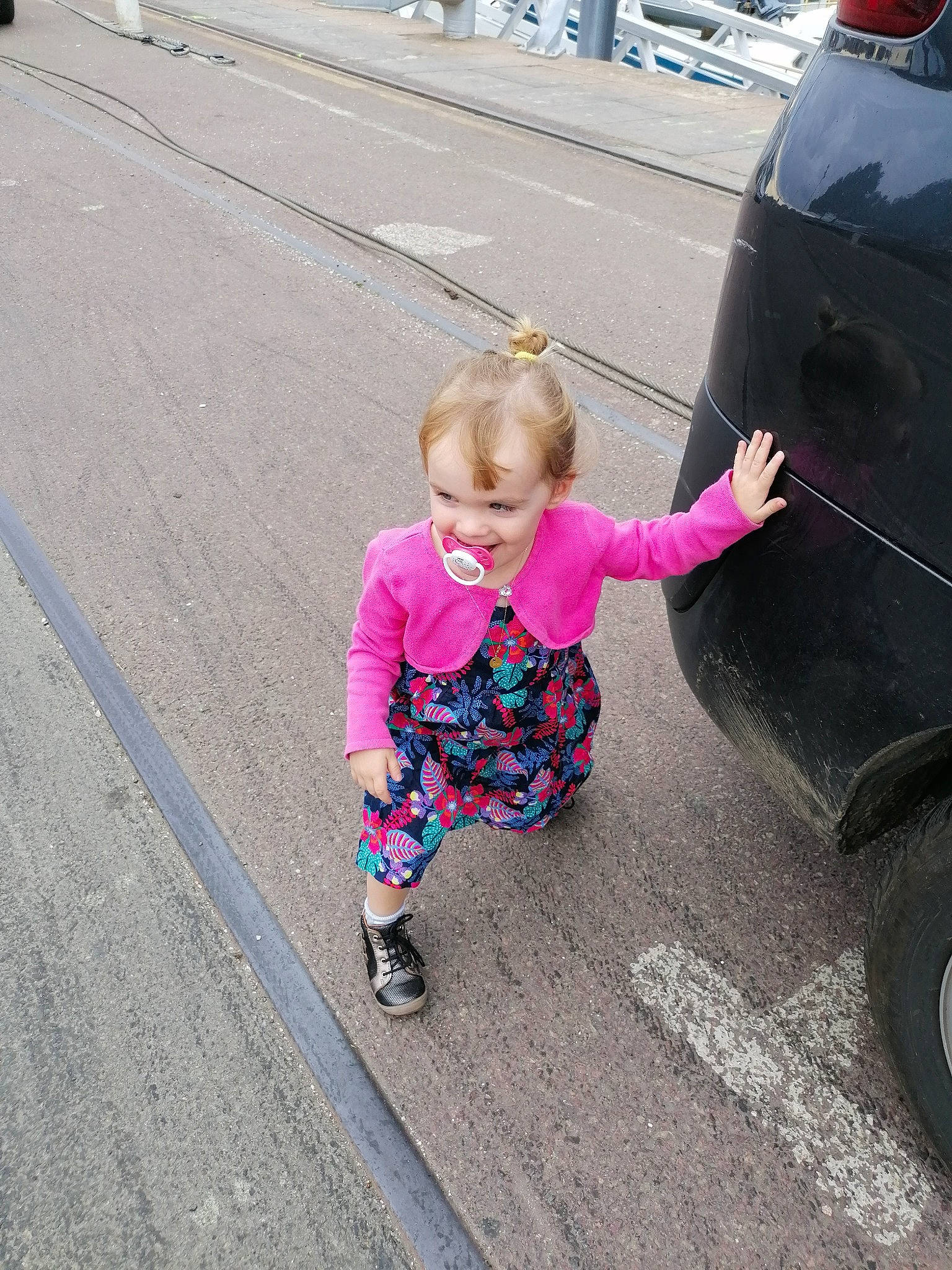 Zoé participe au concours pour gagner de l'argent avec cette photo : asphalt, automotive_tire, automotive_wheel_system, baby_toddler_clothing, bumper, car, city, cool, fender, human_settlement, leisure, magenta, person, pink, public_space, road, road_surface, sidewalk, t_shirt, toddler