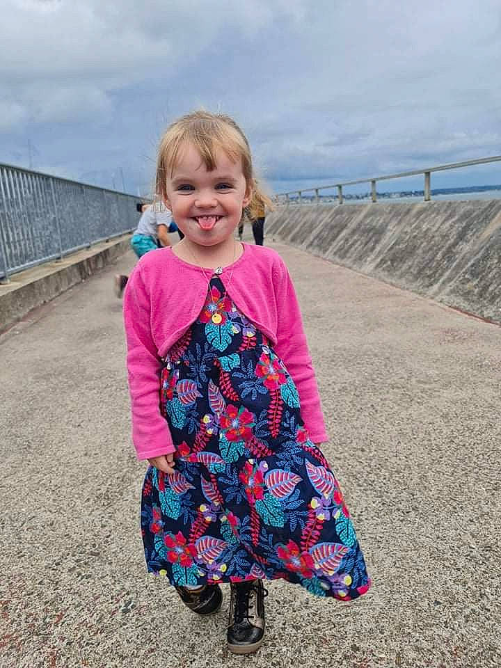 Zoé a rejoint le concours — aidez-le/la à gagner de superbes lots ! baby_toddler_clothing, blond, child, cloud, dress, electric_blue, fun, grass, happy, head, joy, landscape, magenta, pattern, person, pink, sky, sleeve, smile, street_fashion