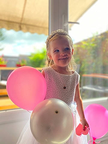 Zoé participe au concours pour gagner de l'argent avec cette photo : balloon, beauty, blond, child, event, fun, happy, joy, leisure, magenta, party, party_supply, person, pink, play, recreation, sitting, smile, t_shirt, toddler
