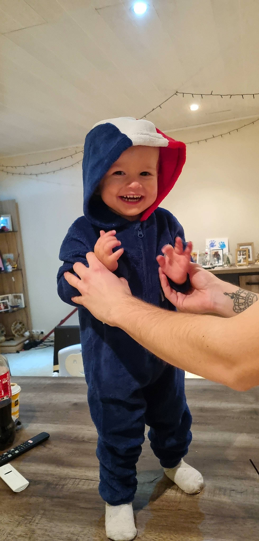 Andréas a rejoint le concours — aidez-le/la à gagner de superbes lots ! baby, baseball_cap, bookcase, cap, child, electric_blue, finger, flash_photography, flooring, fun, gesture, happy, hat, headwear, joy, person, shelf, sleeve, smile, standing