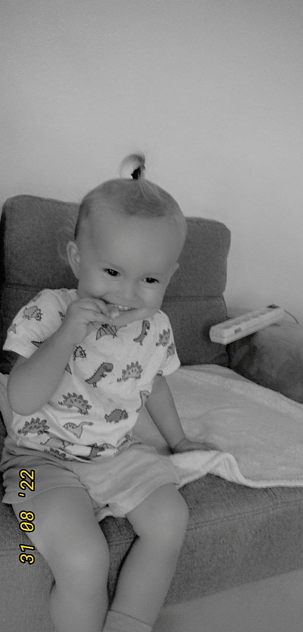 Andréas a rejoint le concours — aidez-le/la à gagner de superbes lots ! baby, baby_toddler_clothing, cheek, child, comfort, elbow, flash_photography, happy, human_leg, joy, knee, monochrome, monochrome_photography, pattern, person, portrait_photography, room, sitting, sleeve, sock