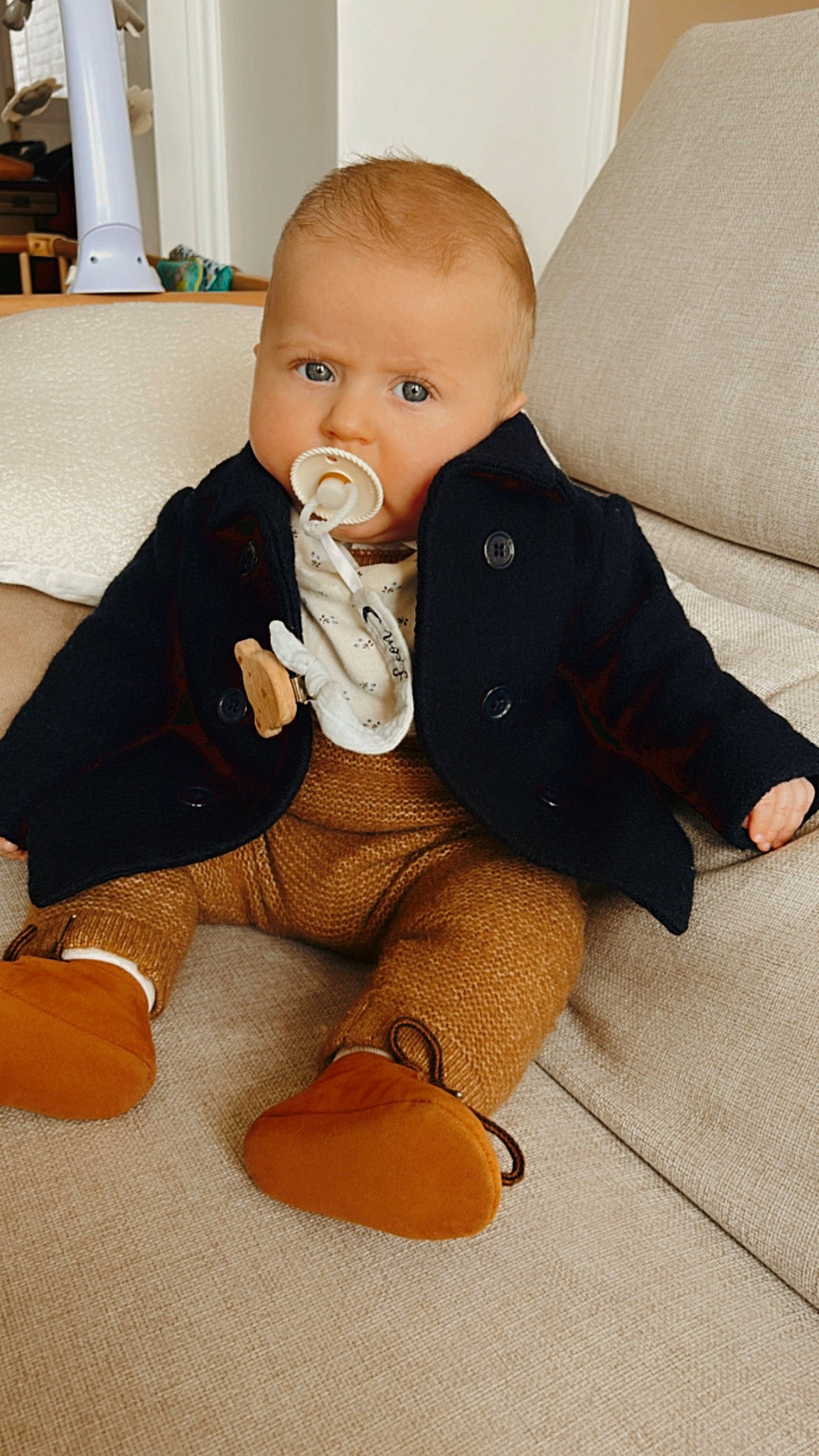 Leon participe au concours pour gagner de l'argent avec cette photo : baby, baby_toddler_clothing, cheek, child, comfort, eye, face, floor, flooring, houseplant, knee, leg, neck, outerwear, person, sitting, skin, sleeve, thigh, toddler
