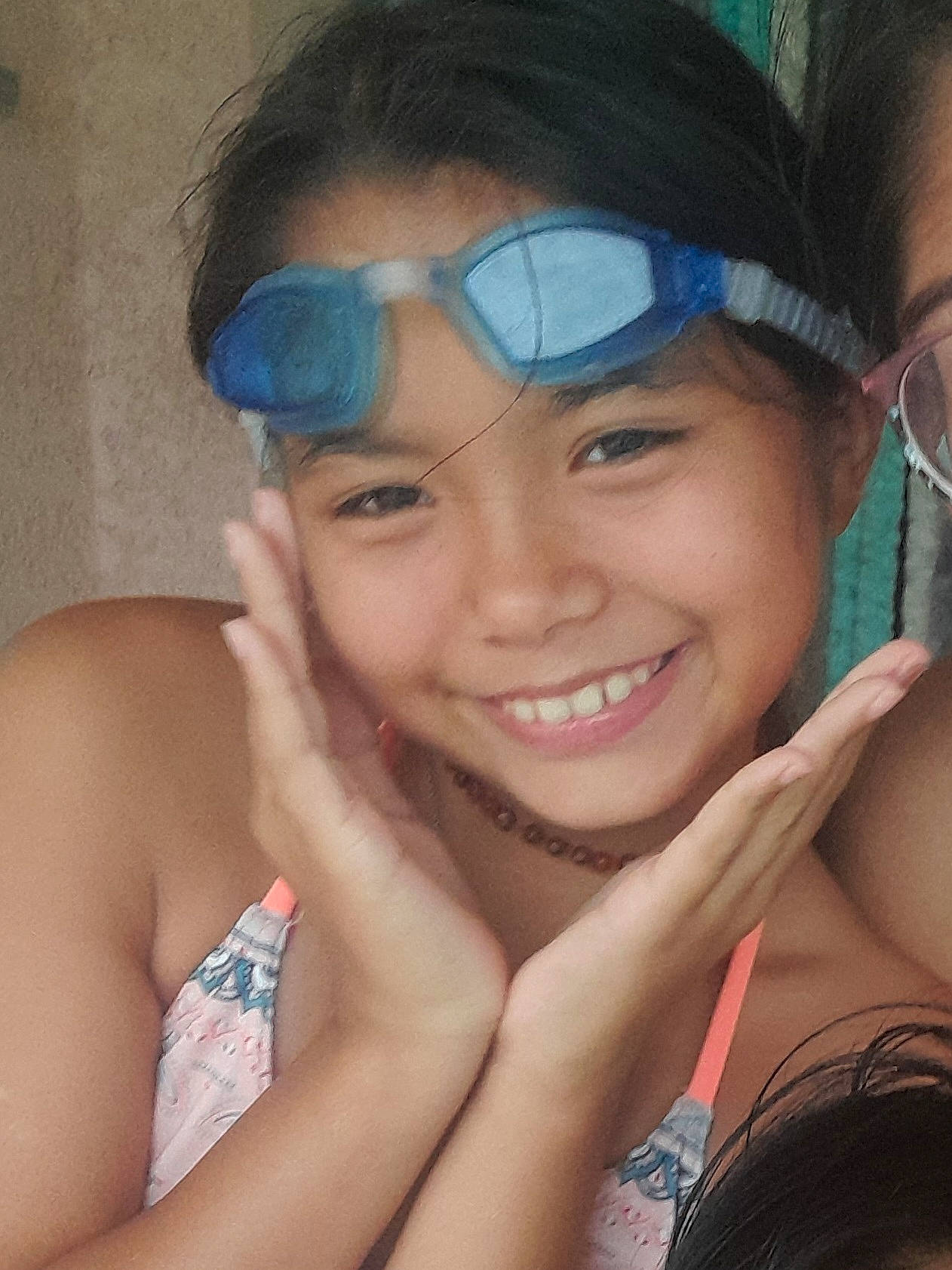 Thaïs Baron a rejoint le concours — aidez-le/la à gagner de superbes lots ! black_hair, child, chin, cool, eye, eyebrow, eyewear, happy, headgear, human_body, iris, jaw, joy, lip, mouth, neck, person, personal_protective_equipment, selfie, skin