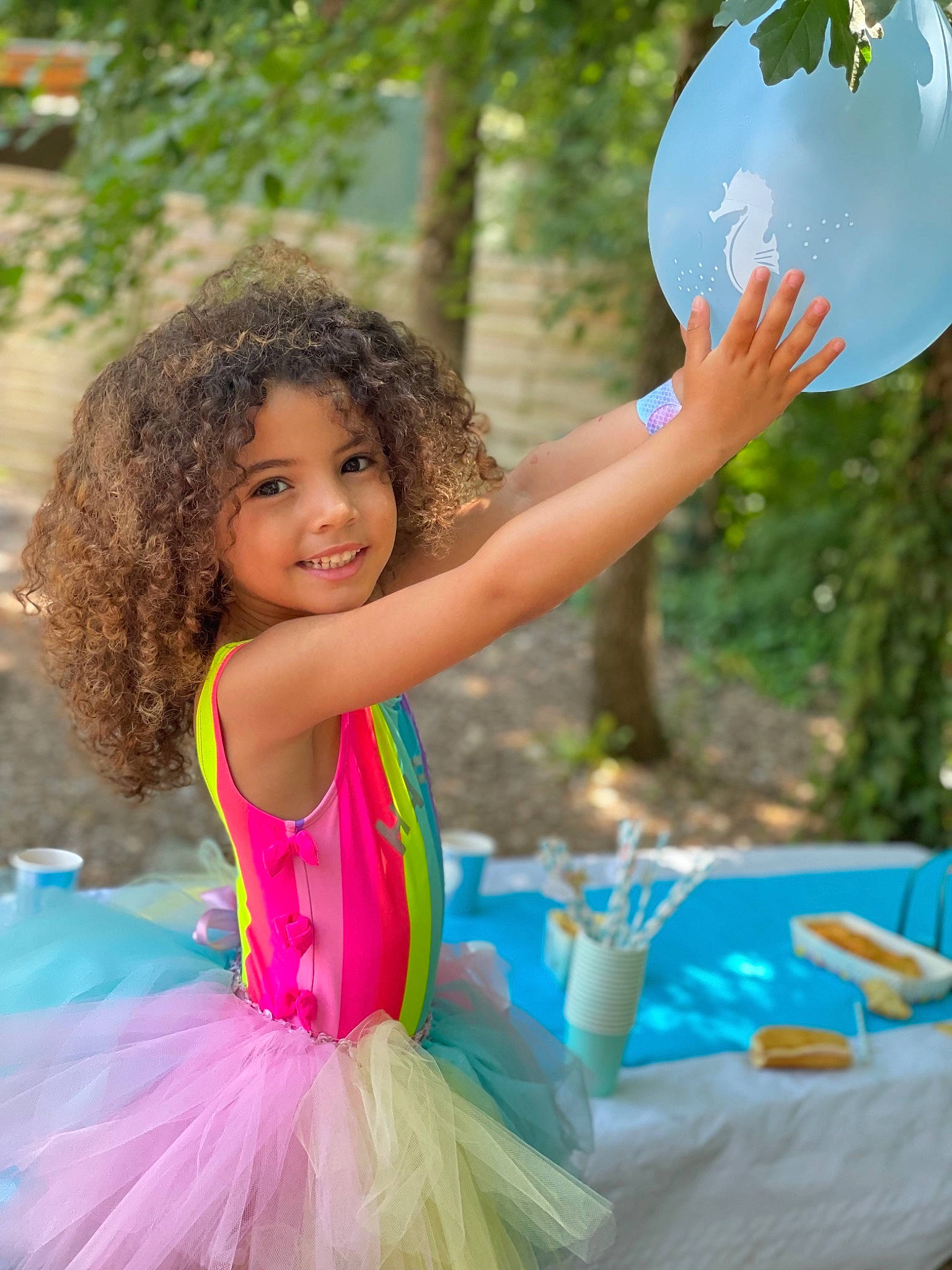 Emna participe au concours pour gagner de l'argent avec cette photo : aqua, ballet_tutu, balloon, beauty, blue, child, electric_blue, event, fun, grass, green, happy, joy, leisure, people_in_nature, person, pink, recreation, smile, summer