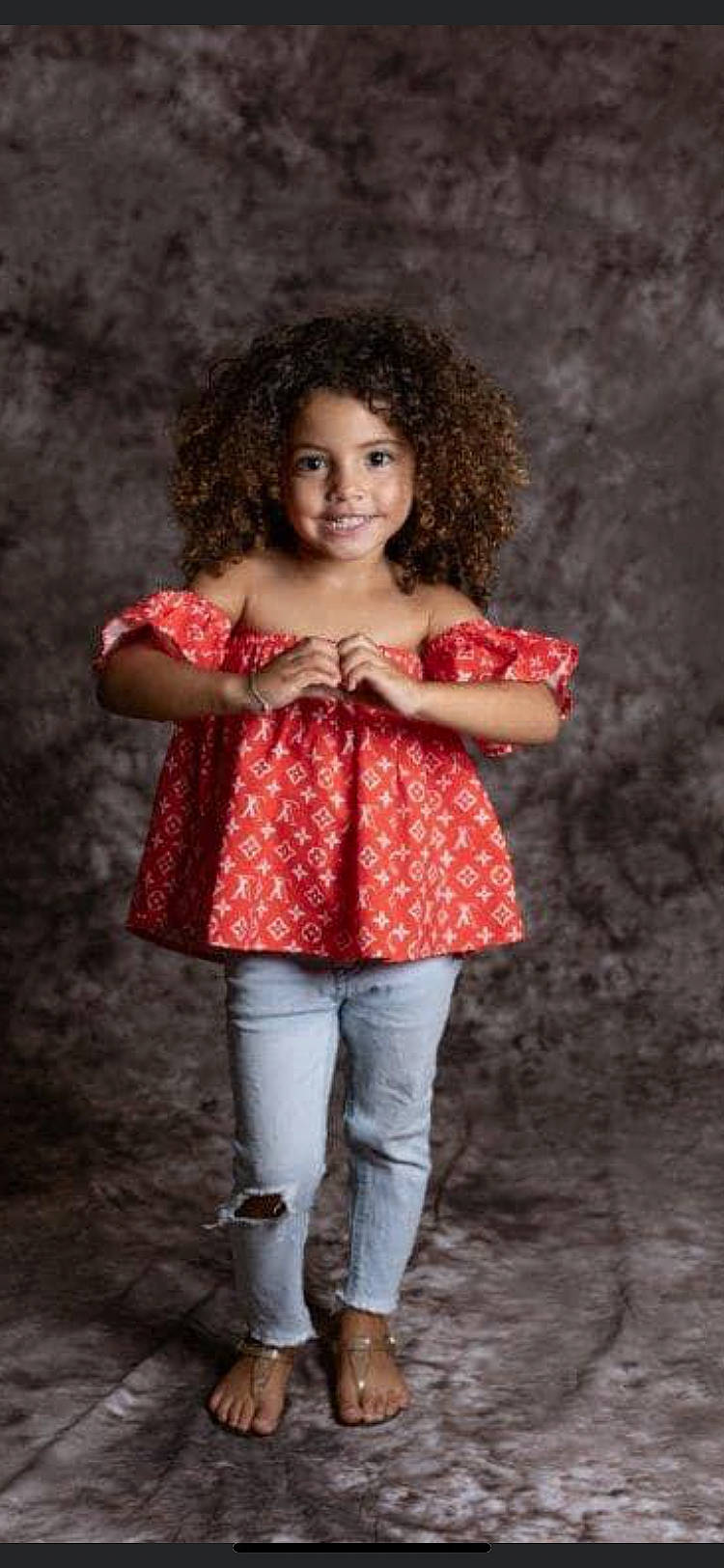 Emna a rejoint le concours — aidez-le/la à gagner de superbes lots ! clothing, eye, face, fawn, flash_photography, happy, human, human_body, jeans, joy, knee, leaf, lip, person, pink, red, sleeve, smile, thigh, trunk