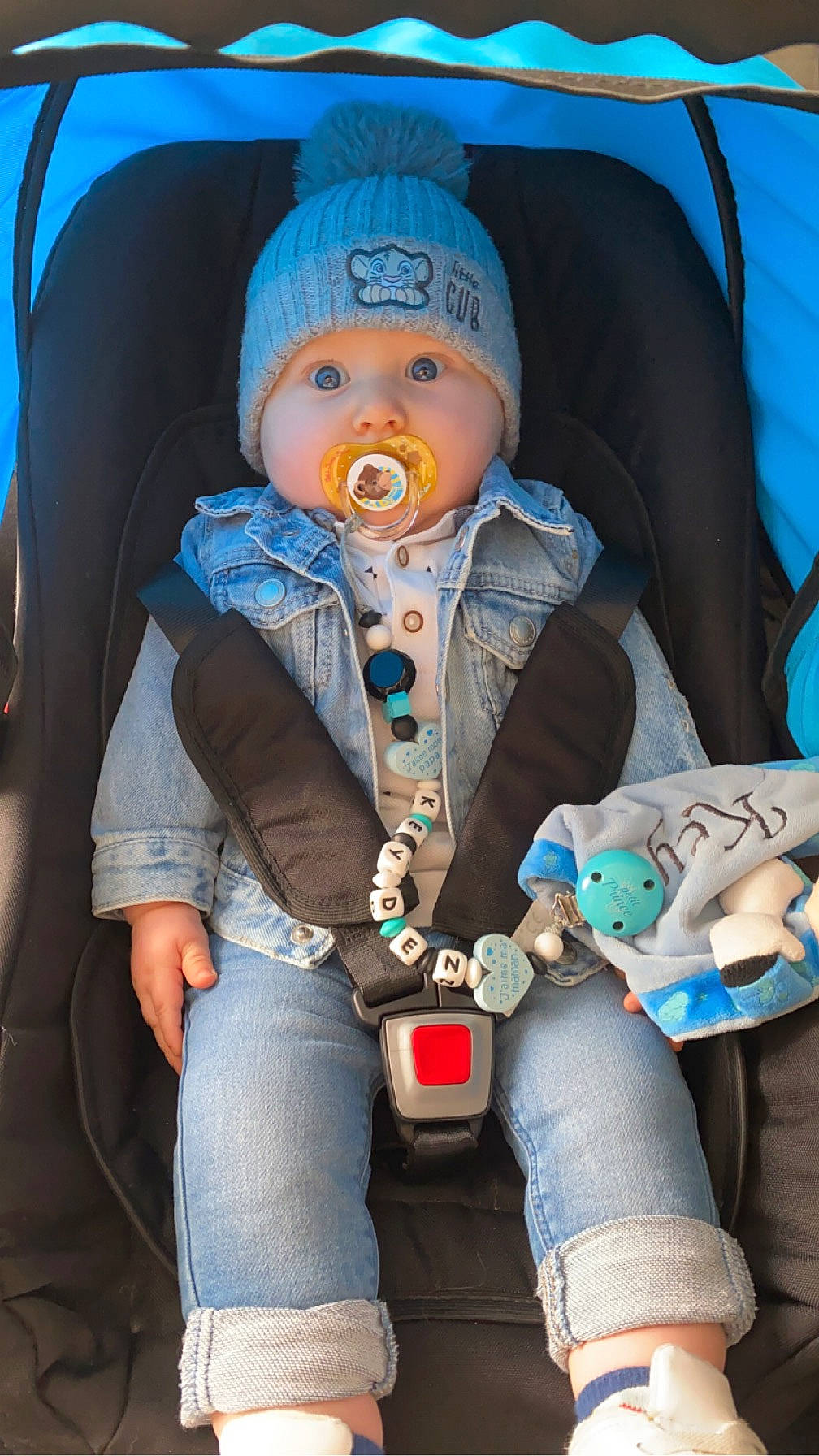 Keyden participe au concours pour gagner de l'argent avec cette photo : baby, baby_carriage, baby_products, baby_toddler_clothing, blue, cap, cheek, child, comfort, cool, electric_blue, eye, fun, headwear, human, human_leg, lap, person, sitting, skin