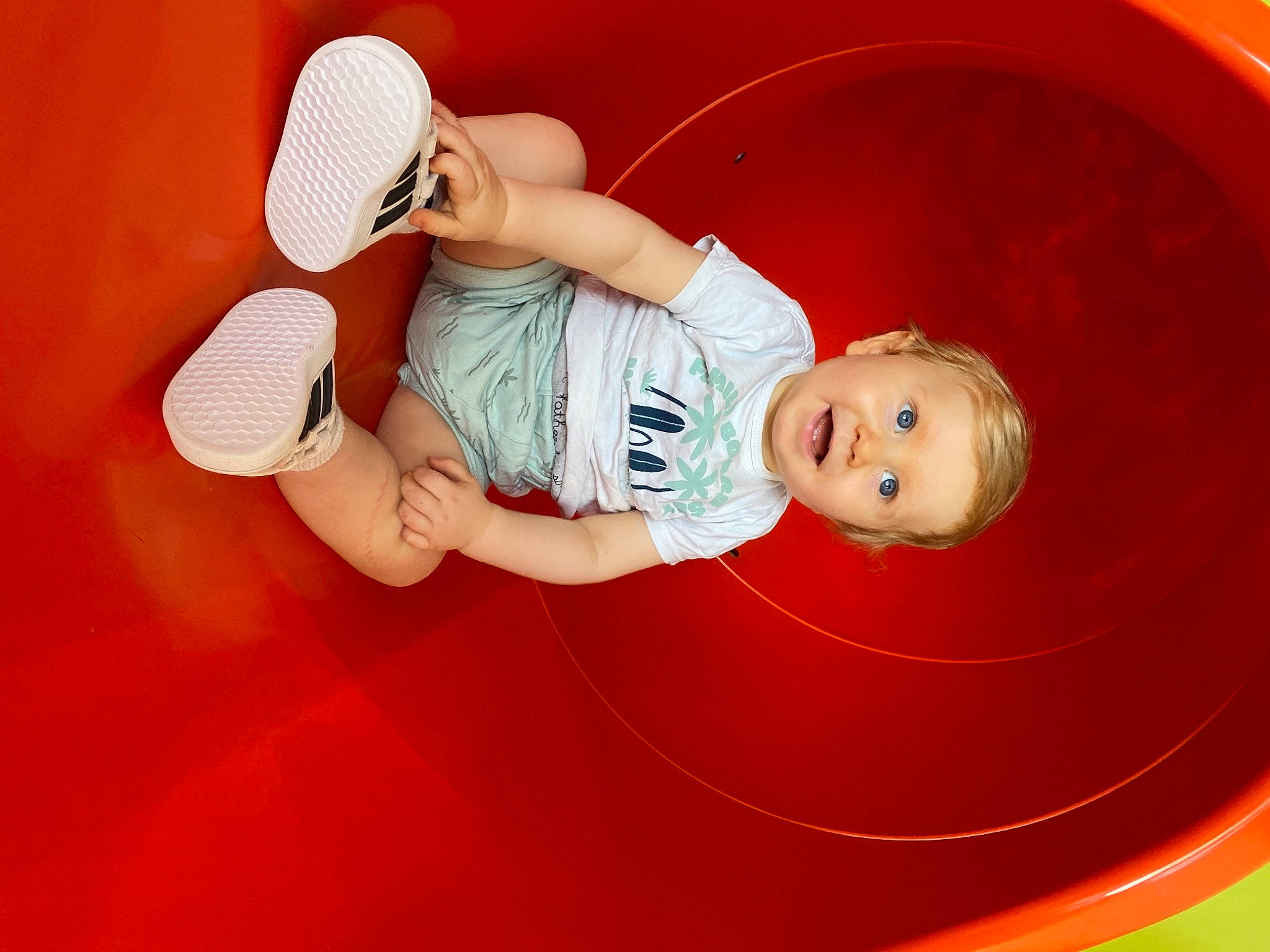 Keyden a rejoint le concours — aidez-le/la à gagner de superbes lots ! baby, baby_products, baby_toddler_clothing, child, circle, elbow, fun, happy, hat, human_leg, leisure, orange, person, pink, play, room, sitting, smile, t_shirt, thigh