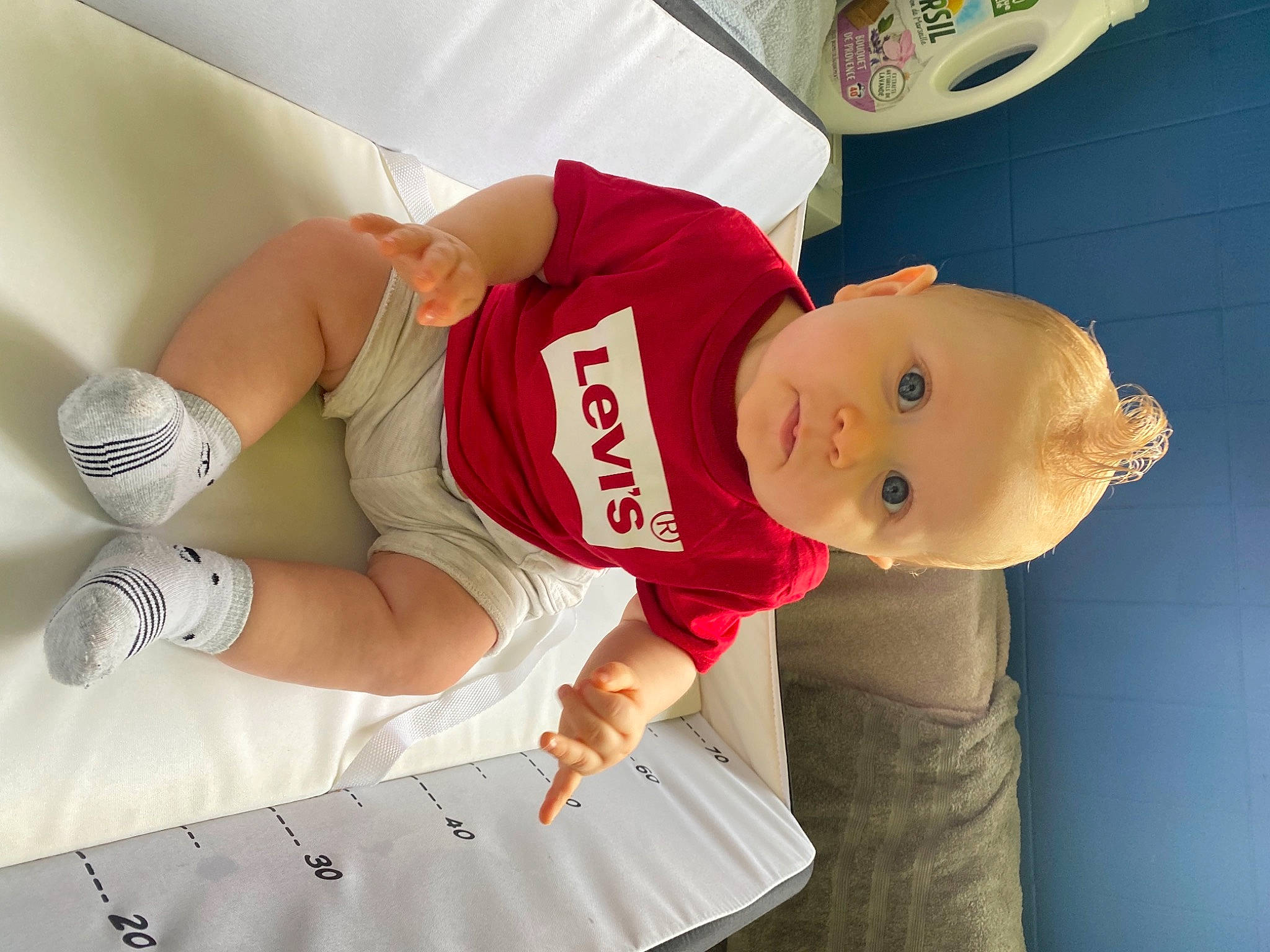 Keyden participe au concours pour gagner de l'argent avec cette photo : baby, baby_safety, baby_toddler_clothing, carmine, child, comfort, elbow, fun, happy, hat, human_leg, knee, mechanical_fan, person, room, sleeve, smile, sock, t_shirt, thigh