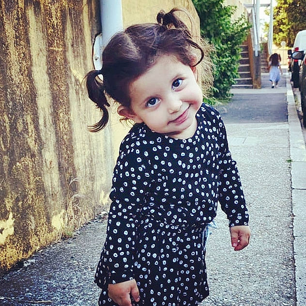 Gizem participe au concours pour gagner de l'argent avec cette photo : child, clothing, cool, day_dress, eyewear, hairstyle, happy, joy, long_hair, neck, pattern, person, plant, shoulder, sleeve, smile, standing, street_fashion, style, summer