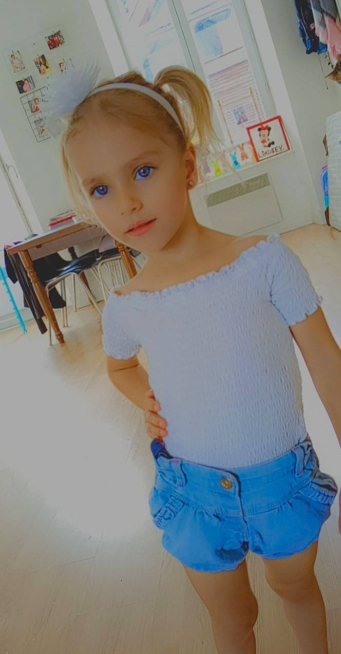 Lindsey participe au concours pour gagner de l'argent avec cette photo : baby_toddler_clothing, blue, happy, jean_short, joint, knee, leg, neck, person, shorts, shoulder, skin, sleeve, sportswear, standing, t_shirt, thigh, toddler, trunk, waist