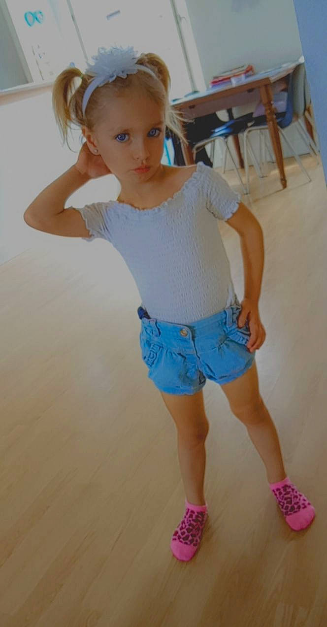 Lindsey participe au concours pour gagner de l'argent avec cette photo : baby_toddler_clothing, floor, flooring, footwear, jean_short, joint, knee, leg, neck, organ, person, pink, shoe, shorts, skin, sleeve, sportswear, standing, thigh, waist