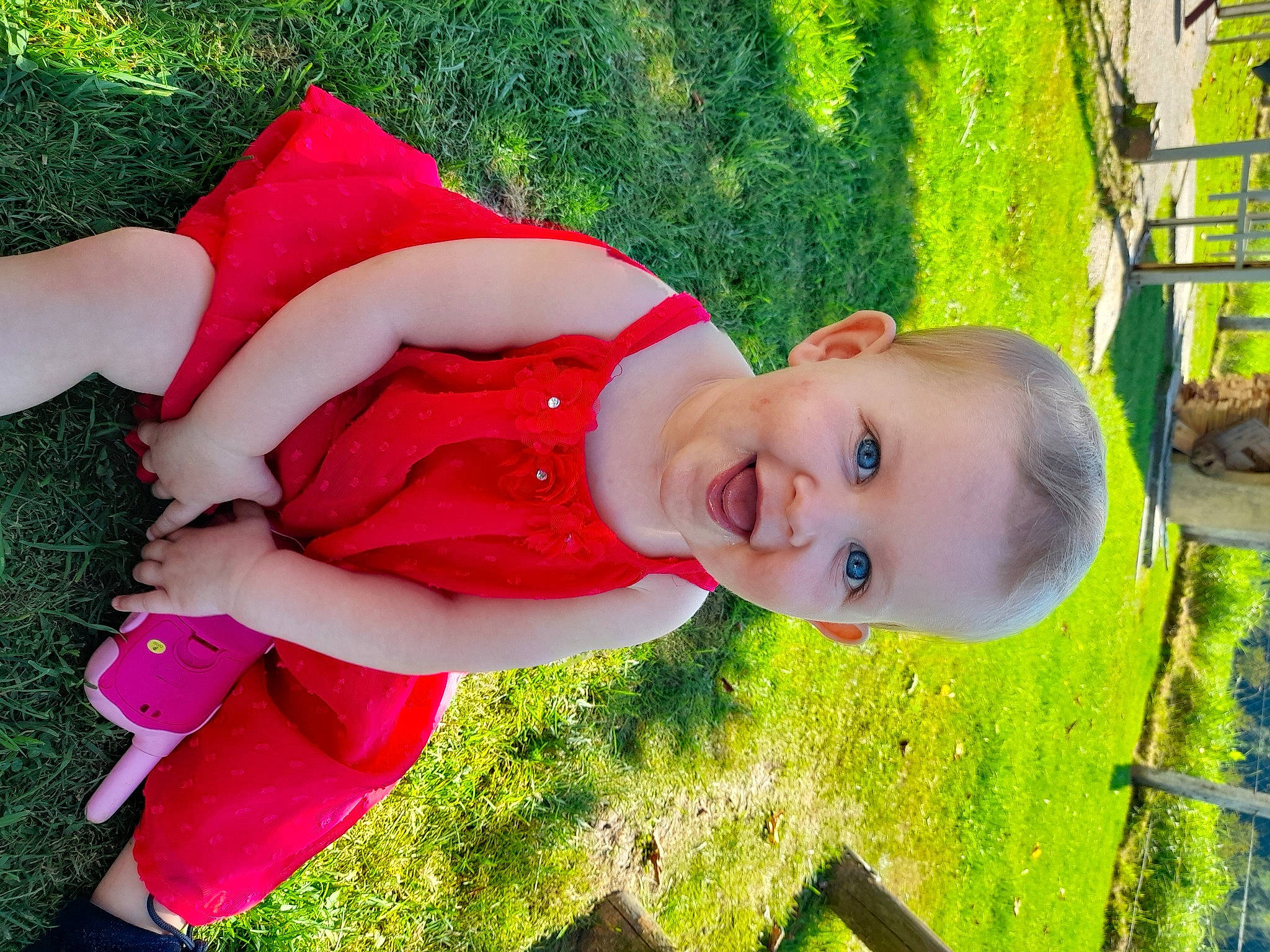 Taïna a rejoint le concours — aidez-le/la à gagner de superbes lots ! baby, baby_toddler_clothing, child, fun, garden, grass, grass_family, green, happy, lawn, leaf, leisure, magenta, people_in_nature, person, plant, play, recreation, smile, toddler