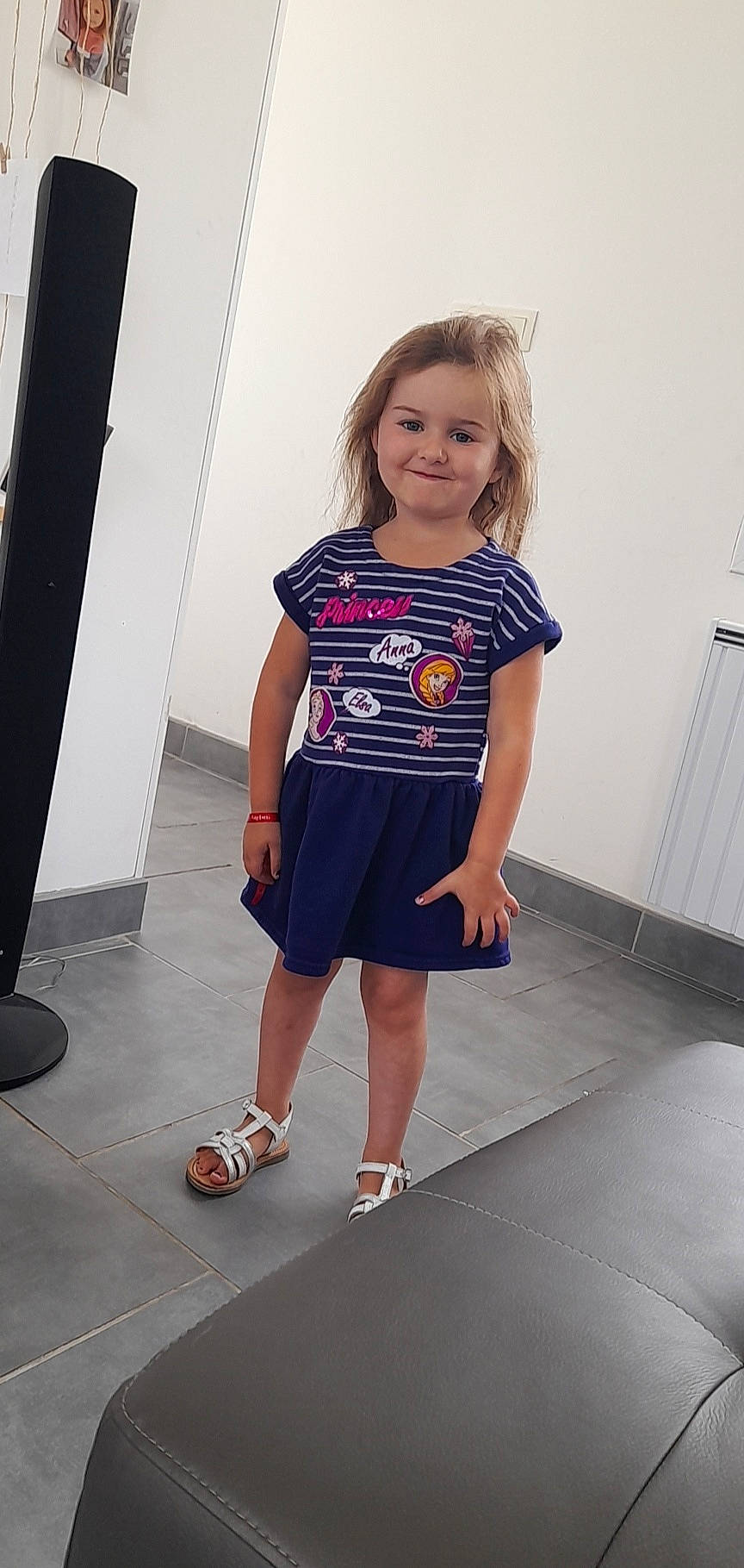 Ylana a rejoint le concours — aidez-le/la à gagner de superbes lots ! day_dress, electric_blue, fashion_design, flooring, happy, human_leg, joint, joy, knee, magenta, neck, pattern, person, shoulder, sleeve, smile, street_fashion, t_shirt, thigh, toddler