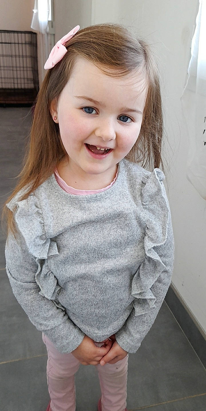 Ylana participe au concours pour gagner de l'argent avec cette photo : cheek, chin, eye, eyebrow, eyelash, face, facial_expression, flash_photography, hair, hairstyle, head, iris, joy, lip, neck, organ, person, shoulder, skin, sleeve