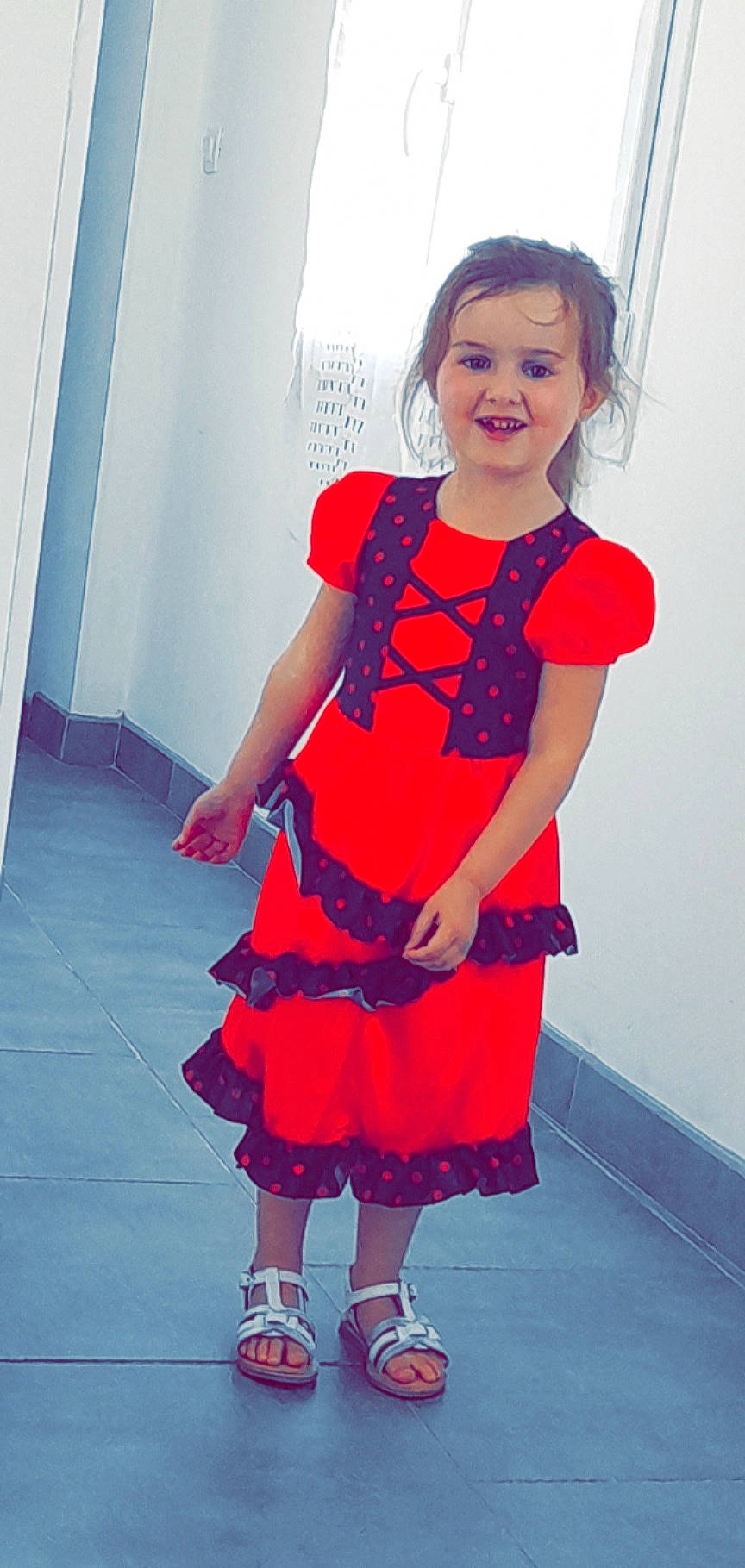 Ylana a rejoint le concours — aidez-le/la à gagner de superbes lots ! baby_toddler_clothing, day_dress, dress, electric_blue, entertainment, event, fashion_design, flooring, hairstyle, human_leg, joy, magenta, one_piece_garment, pattern, person, pink, red, shoe, sleeve, smile