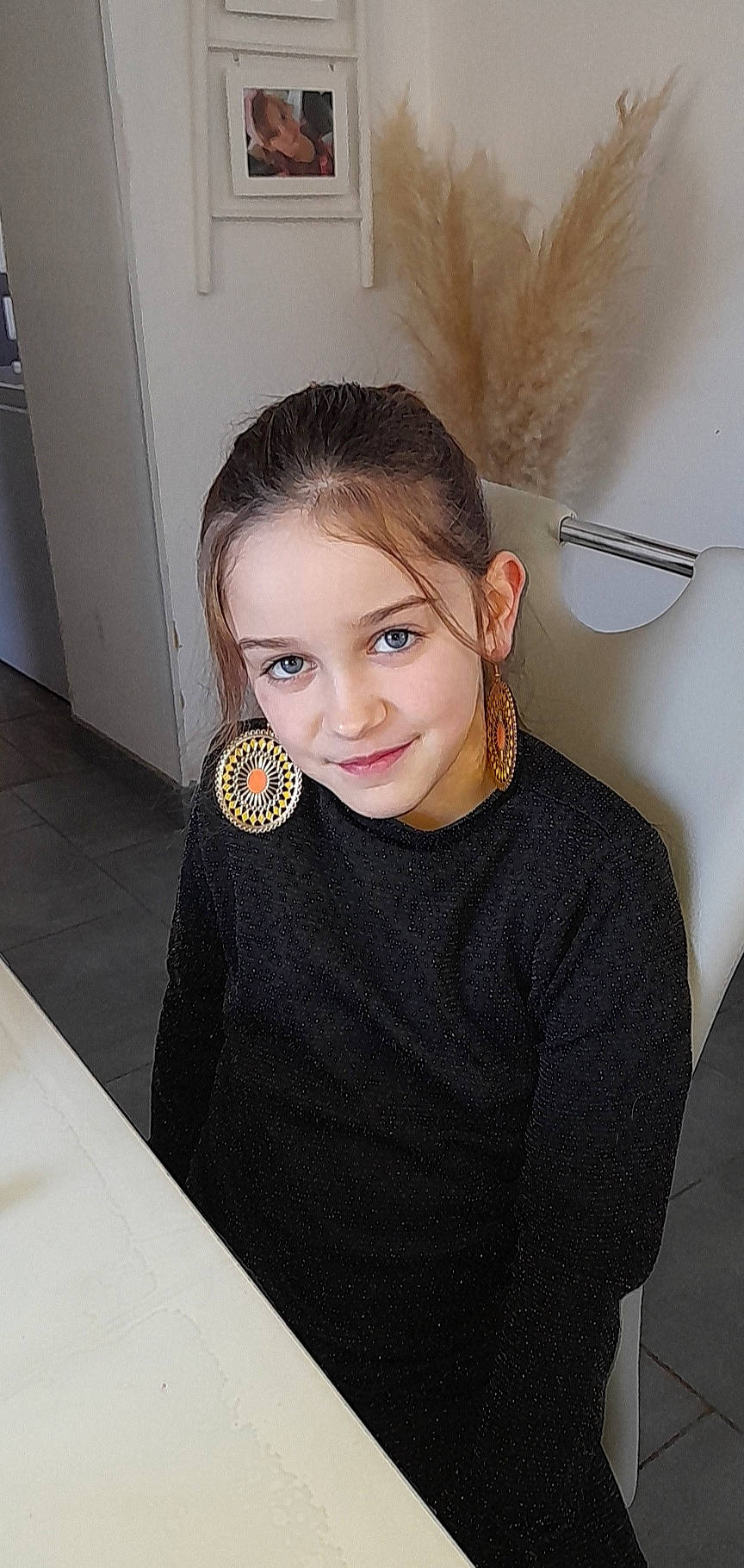 Malvina participe au concours pour gagner de l'argent avec cette photo : beauty, blazer, blond, brown_hair, collar, dress, eyelash, fashion_accessory, flooring, formal_wear, hairstyle, jaw, jewellery, joy, lip, long_hair, neck, person, sleeve, street_fashion