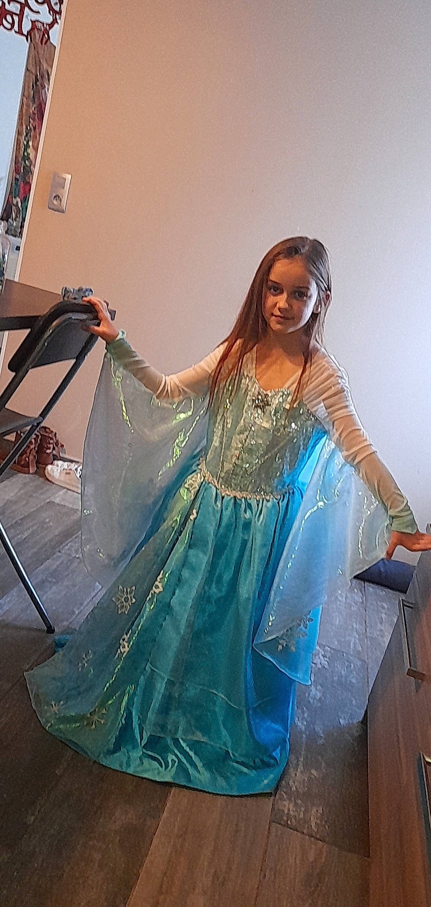 Malvina participe au concours pour gagner de l'argent avec cette photo : abdomen, black_hair, dance, entertainment, event, fashion, fashion_design, fashion_model, flash_photography, formal_wear, gown, happy, long_hair, makeover, performing_arts, person, sleeve, smile, thigh, trunk