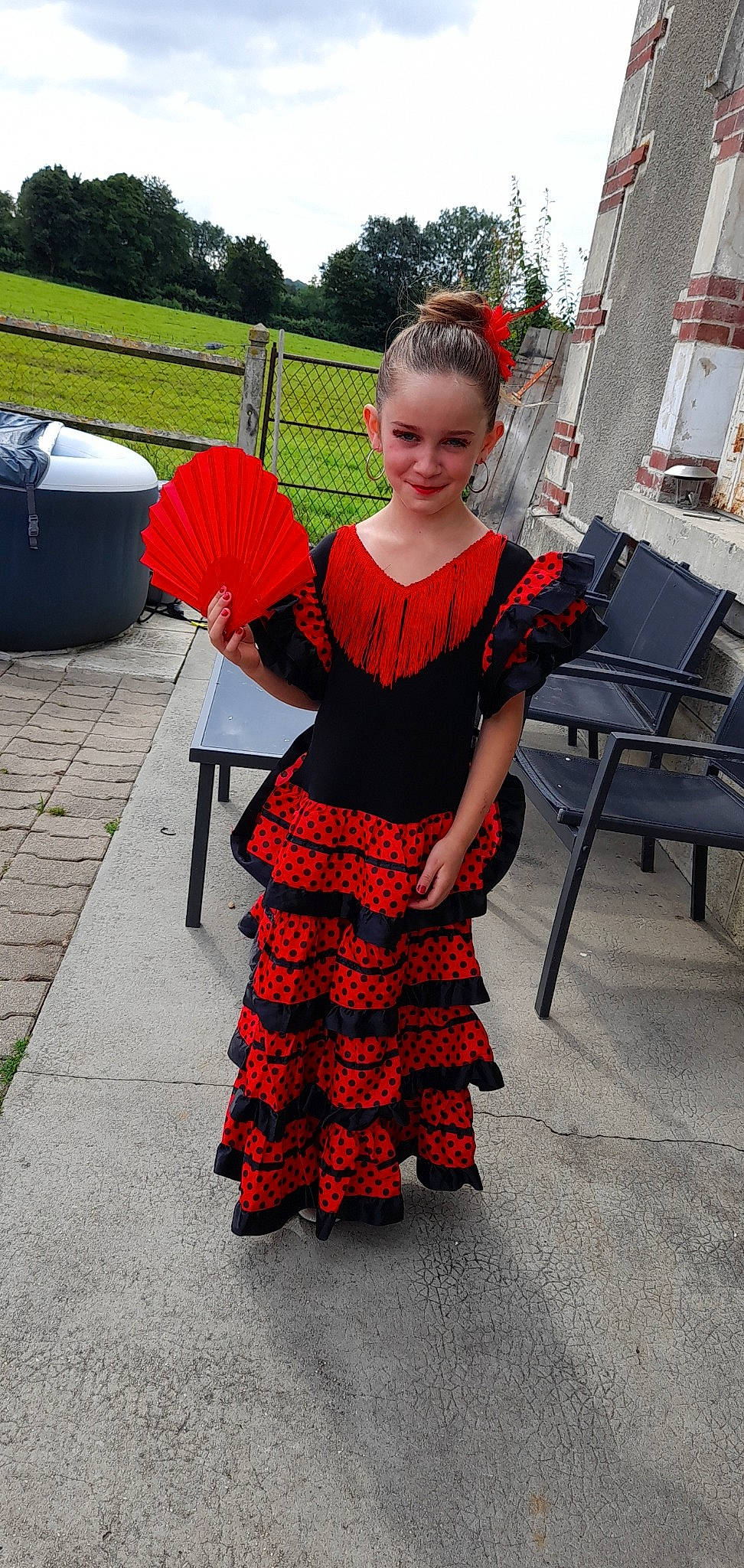 Malvina participe au concours pour gagner de l'argent avec cette photo : costume, costume_design, dress, entertainment, event, fashion_accessory, fashion_design, formal_wear, fun, joy, leisure, magenta, pattern, performing_arts, person, recreation, red, smile, street_fashion, tree