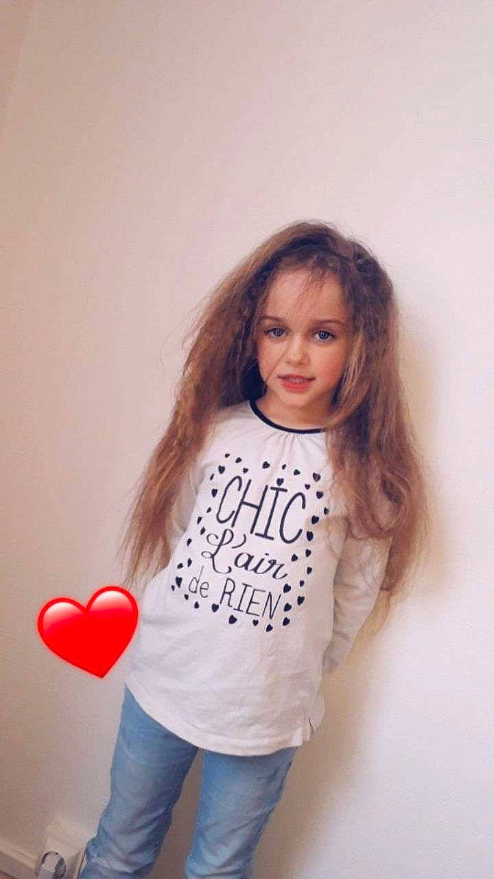 Malvina a rejoint le concours — aidez-le/la à gagner de superbes lots ! arm, clothing, eye, eyelash, facial_expression, flash_photography, hair, happy, head, human_body, jeans, lip, neck, outerwear, person, product, shoulder, skin, sleeve, textile