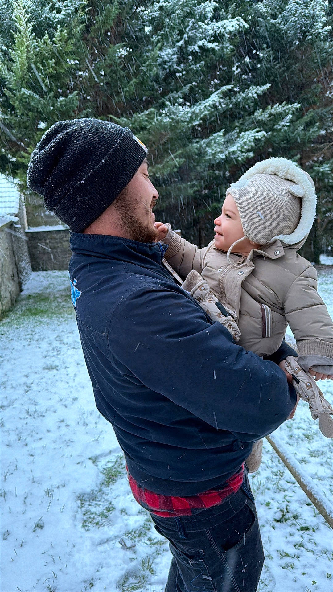 Liam a rejoint le concours — aidez-le/la à gagner de superbes lots ! beard, child, cold, family, grass, hat, holding, jacket, joy, man, nature, outdoor, person, playful, smile, snow, snowfall, tree, warm_clothing, winter