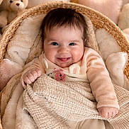 Nina a rejoint le concours — aidez-le/la à gagner de superbes lots ! baby, infant, smiling, portrait, basket, blanket, plush_toy, teddy_bear, cozy, cute, indoors, soft_lighting, nursery, bedding, hand, eyes, warm_colors, smile, blanket_texture, portrait_photography