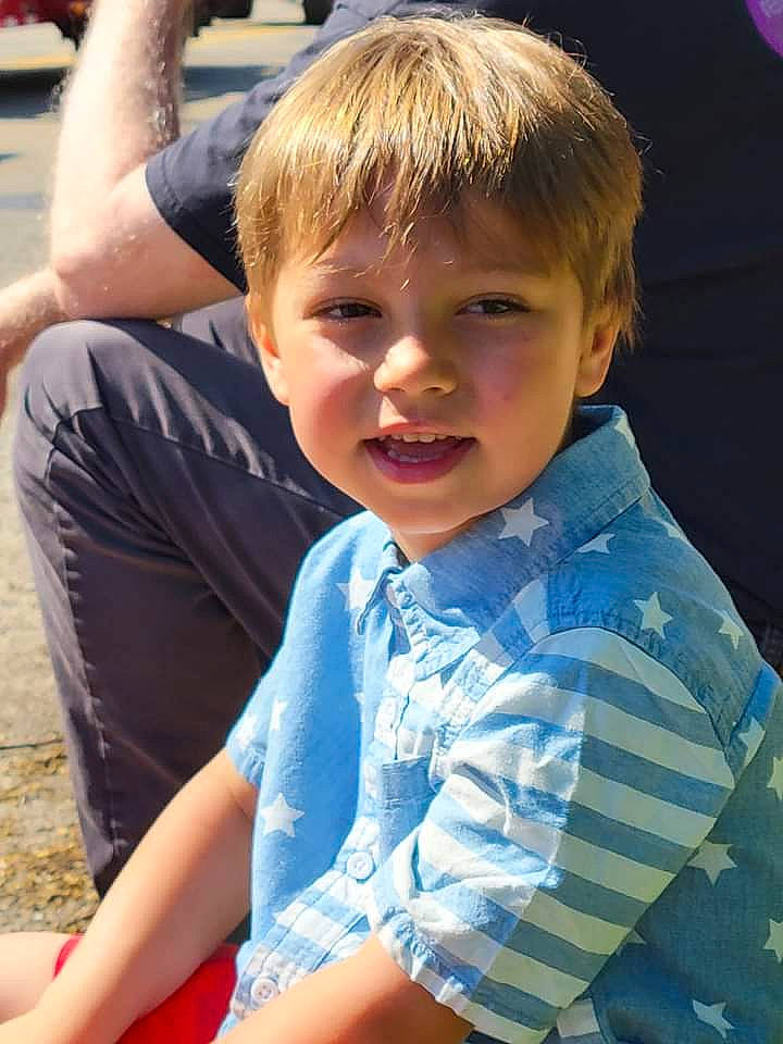 Asher is registered to the contest to win money with this photo: arm, chin, cool, fun, gesture, grass, hair, hairstyle, happy, head, human, human_body, joint, leisure, muscle, neck, person, shoulder, smile, t_shirt