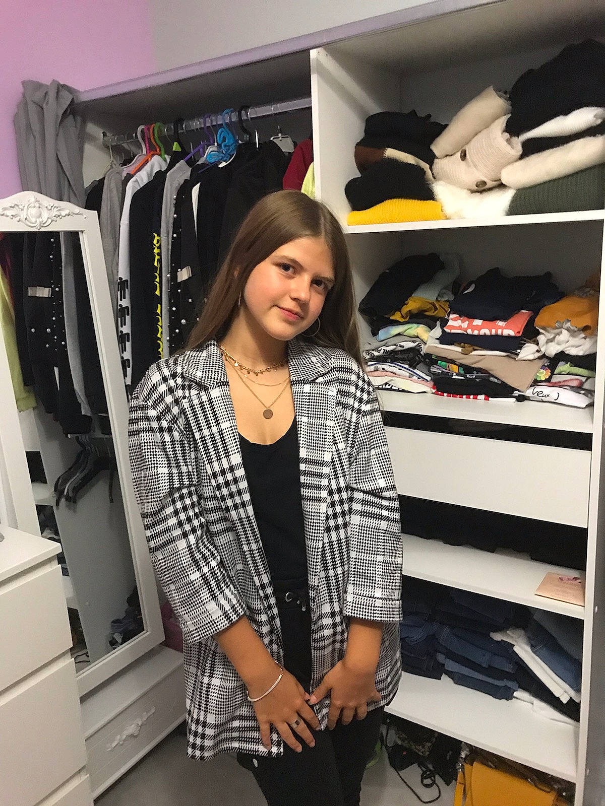 Tina a rejoint le concours — aidez-le/la à gagner de superbes lots ! automotive_design, bag, black, black_hair, blazer, collar, eyewear, fashion, fashion_design, joy, luggage_and_bags, person, product, shelf, shoe, sleeve, smile, street_fashion, t_shirt, textile