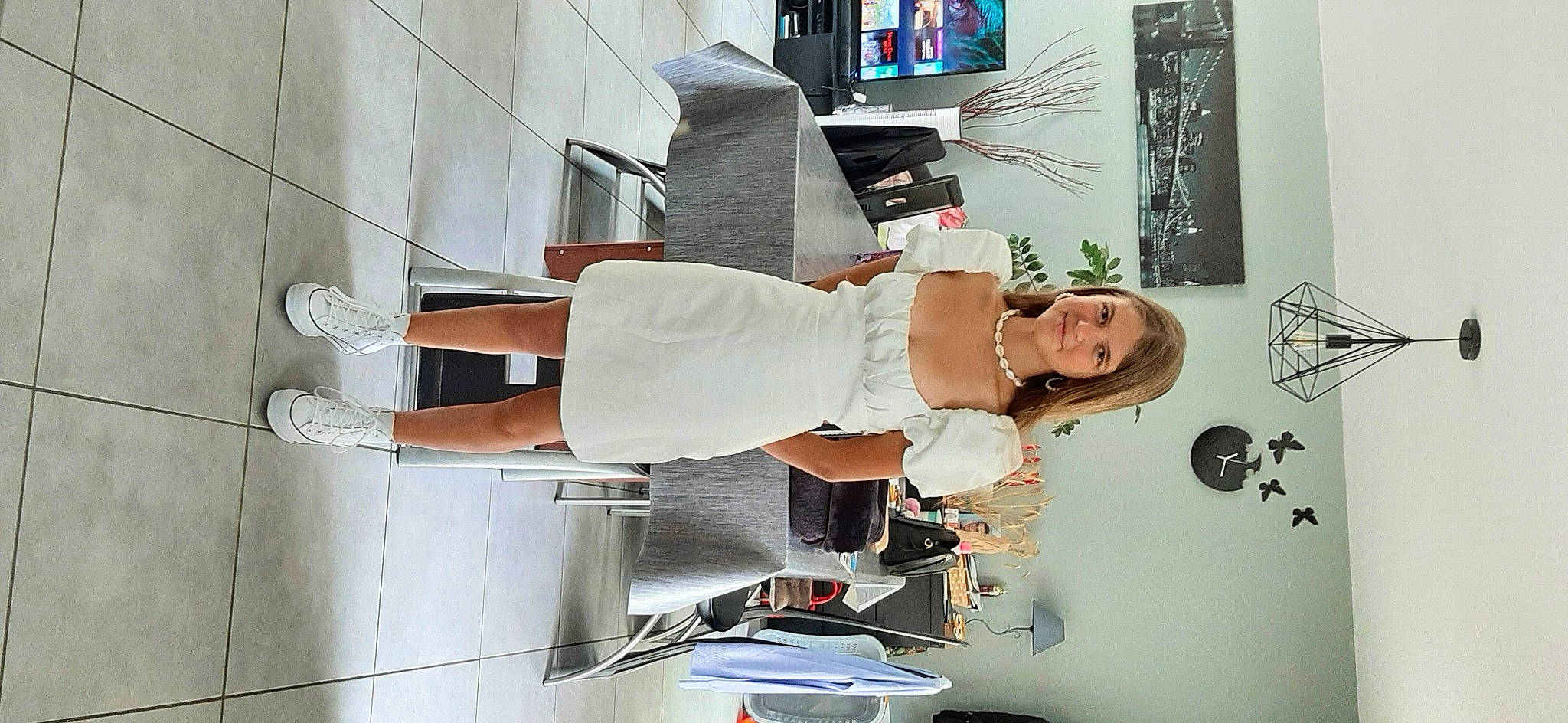 Tina a rejoint le concours — aidez-le/la à gagner de superbes lots ! arm, art, automotive_design, calf, elbow, eyewear, fashion_design, hat, human_leg, joy, knee, person, plant, room, sandal, shoe, shorts, smile, thigh, visual_arts