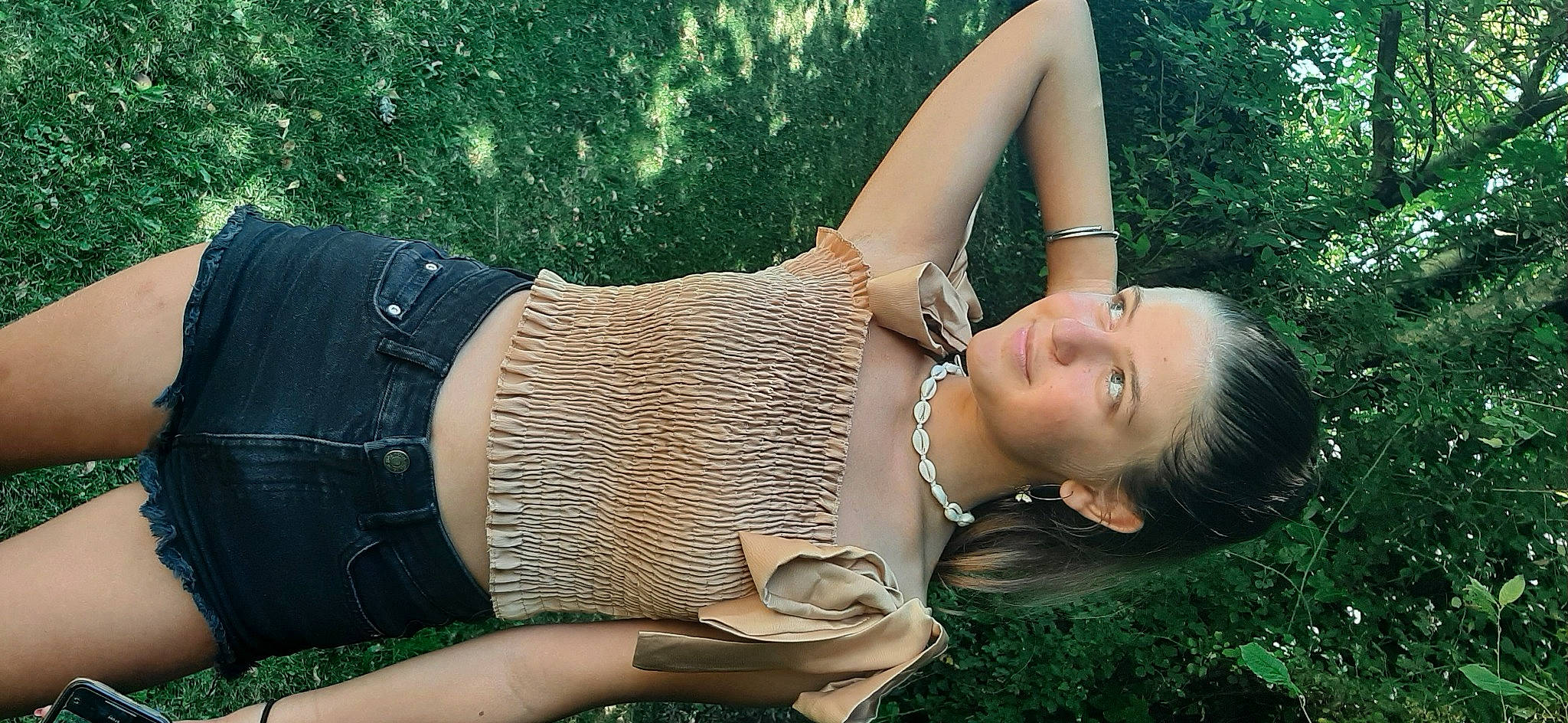 Tina a rejoint le concours — aidez-le/la à gagner de superbes lots ! black_hair, chest, cool, eyelash, eyewear, fawn, flash_photography, grass, human_body, joint, joy, knee, lip, long_hair, people_in_nature, person, shoulder, skin, smile, thigh