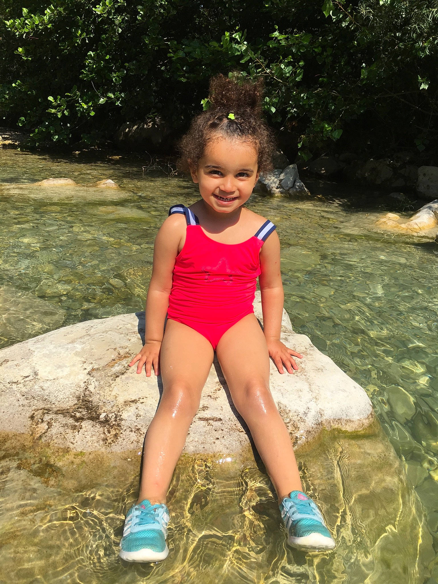Assil a rejoint le concours — aidez-le/la à gagner de superbes lots ! child, child_model, fawn, fun, joy, leg, leisure, person, play, sitting, smile, summer, thigh, vacation, water