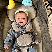 Lorenzo a rejoint le concours — aidez-le/la à gagner de superbes lots ! baby, infant, mickey_mouse, onesie, baby_seat, plush_toy, crescent_moon, cloud_toy, smiling, happy, indoors, child, clothing, straps, cushion, face, person, cute, comfort, seat