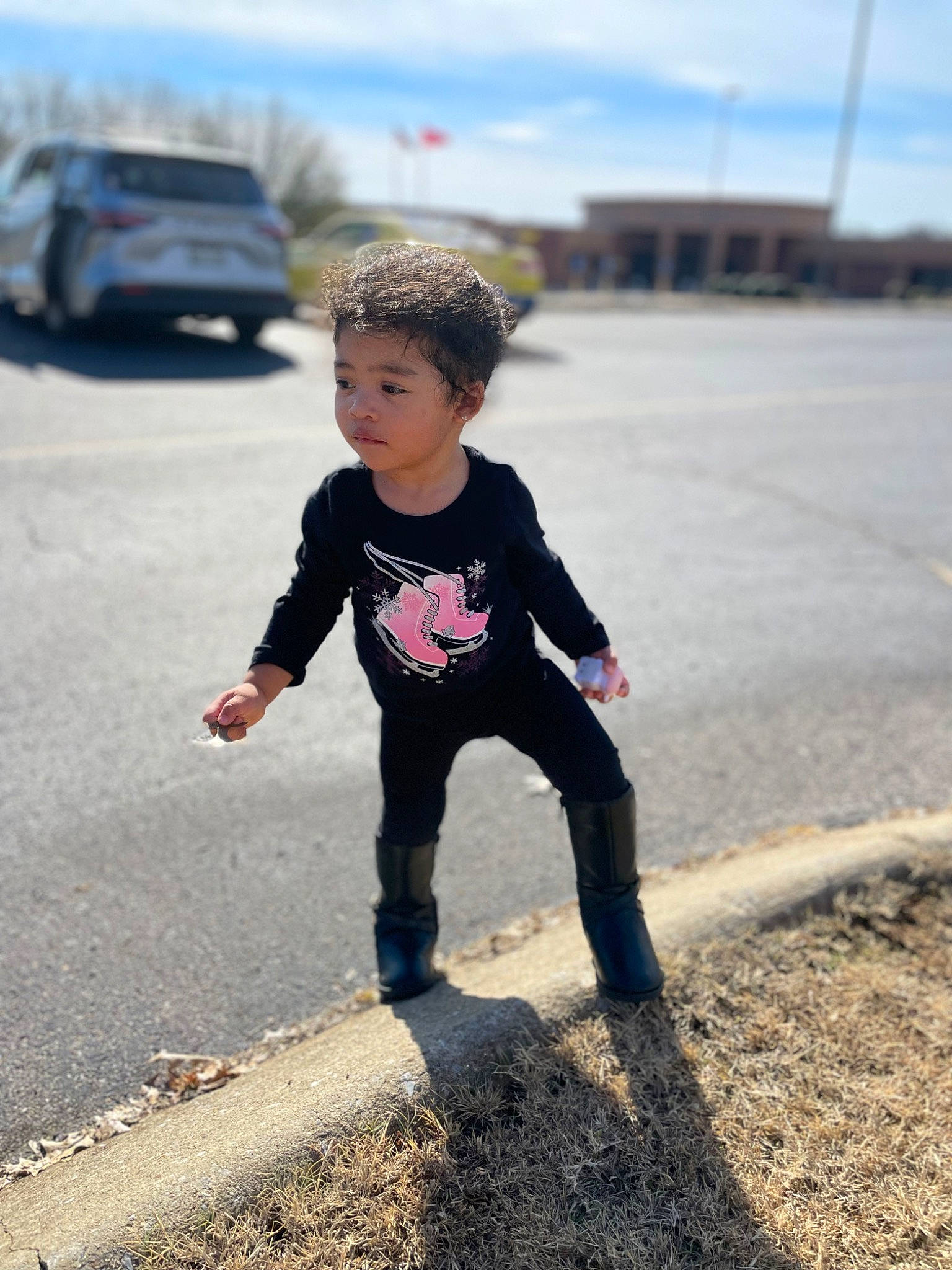 Zyana is registered to the contest to win money with this photo: asphalt, body_of_water, car, child, city, cloud, family_car, fun, landscape, person, road, road_surface, sky, soil, street, t_shirt, tints_and_shades, toddler, tree, vacation