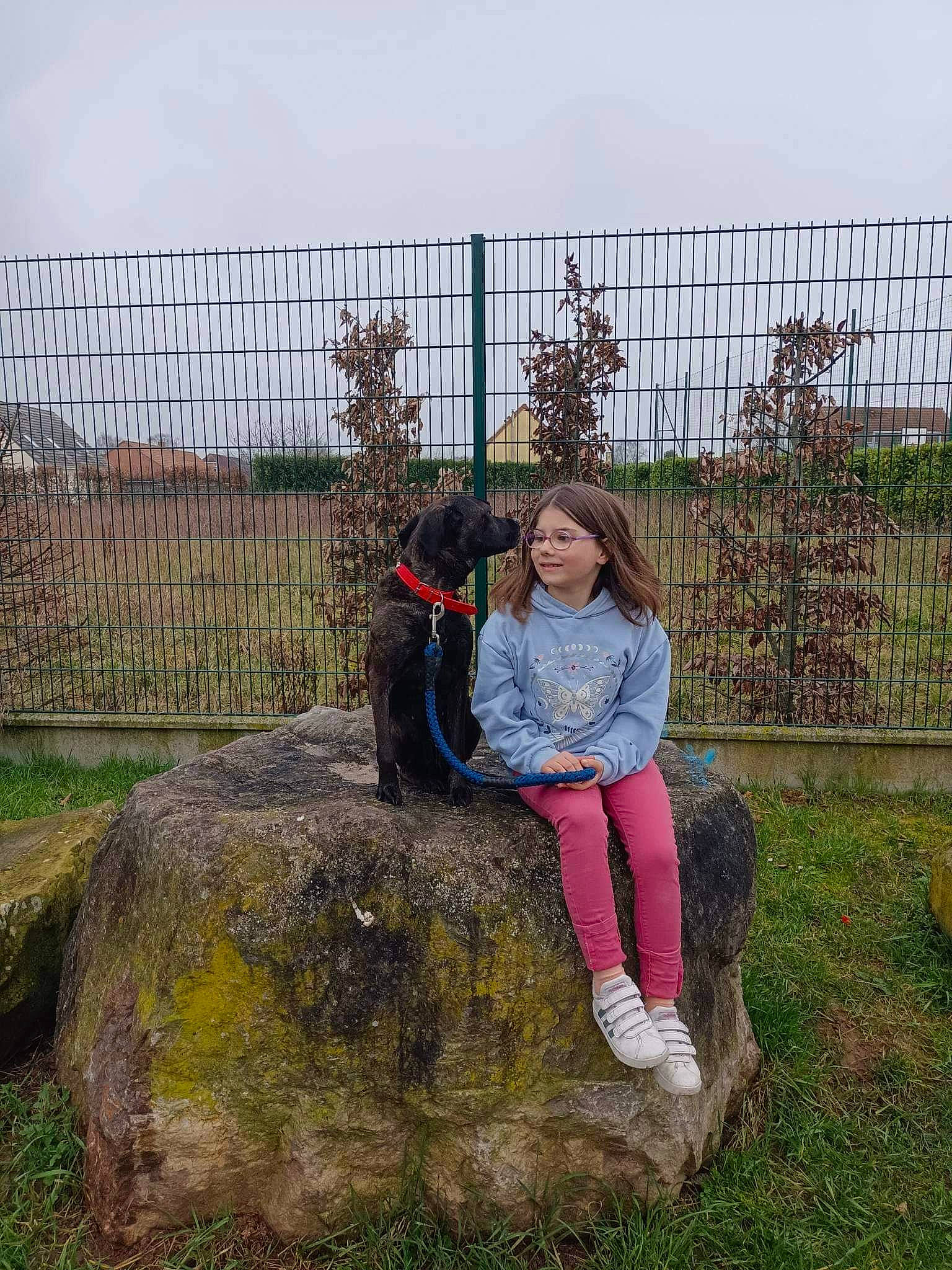 Nikita participe au concours pour gagner de l'argent avec cette photo : boot, fence, fun, garden, grass, grassland, landscape, leisure, people_in_nature, plant, rock, shrub, sitting, sky, soil, trunk, vacation, wire_fencing, wood