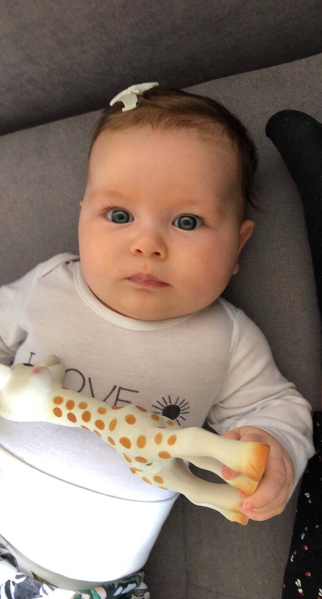 Lilly a rejoint le concours — aidez-le/la à gagner de superbes lots ! arm, baby, baby_toddler_clothing, cheek, child, close_up, comfort, eye, face, finger, hand, head, iris, lip, mouth, nose, person, skin, sleeve, toddler