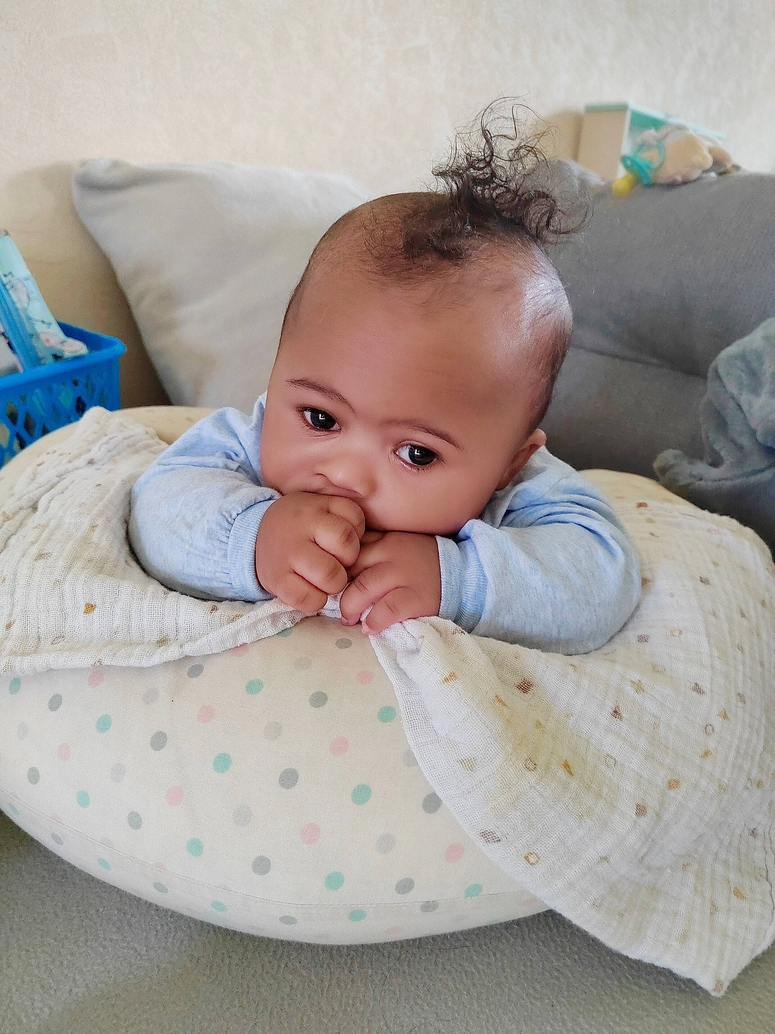 Kelyan-gabriel participe au concours pour gagner de l'argent avec cette photo : baby, baby_products, baby_safety, baby_sleeping, baby_toddler_clothing, cheek, child, comfort, couch, happy, linens, pattern, person, portrait_photography, room, sitting, skin, sleeve, smile, toddler