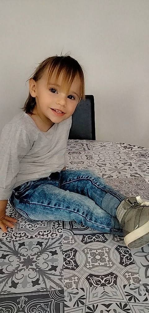 Elena a rejoint le concours — aidez-le/la à gagner de superbes lots ! baby_toddler_clothing, child, comfort, denim, flash_photography, floor, flooring, happy, human_leg, jeans, joy, pattern, person, product, sitting, skin, sleeve, smile, t_shirt, thigh