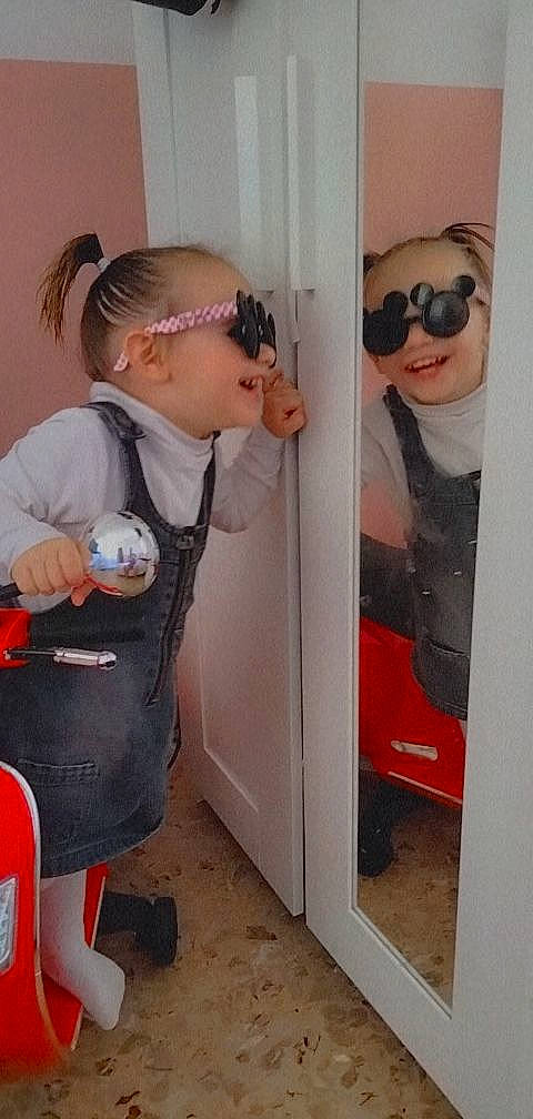 Elena a rejoint le concours — aidez-le/la à gagner de superbes lots ! arm, baby, baby_toddler_clothing, clothing, eyelash, eyewear, goggles, hair, joint, joy, neck, outerwear, person, product, shoulder, sleeve, smile, standing, sunglasses, t_shirt