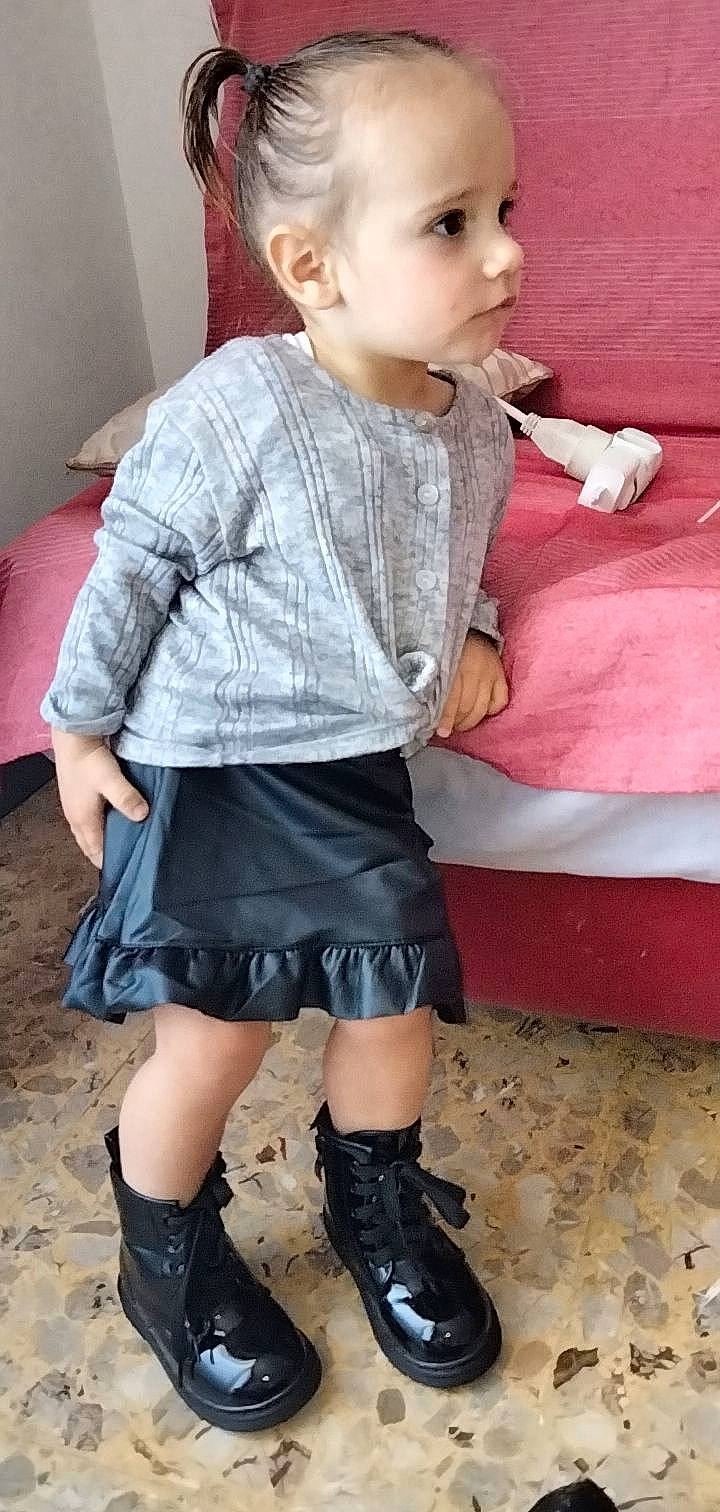 Elena a rejoint le concours — aidez-le/la à gagner de superbes lots ! baby_toddler_clothing, dress, fashion, footwear, joint, knee, leg, neck, outerwear, person, photograph, pink, shoe, shoulder, sleeve, sock, street_fashion, tartan, textile, thigh