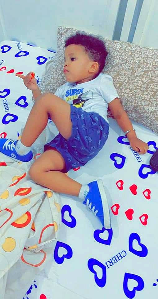 Amine a rejoint le concours — aidez-le/la à gagner de superbes lots ! art, baby, baby_toddler_clothing, beauty, blue, child, electric_blue, finger, fun, happy, leisure, magenta, nail, pattern, person, pink, purple, sitting, textile, toddler