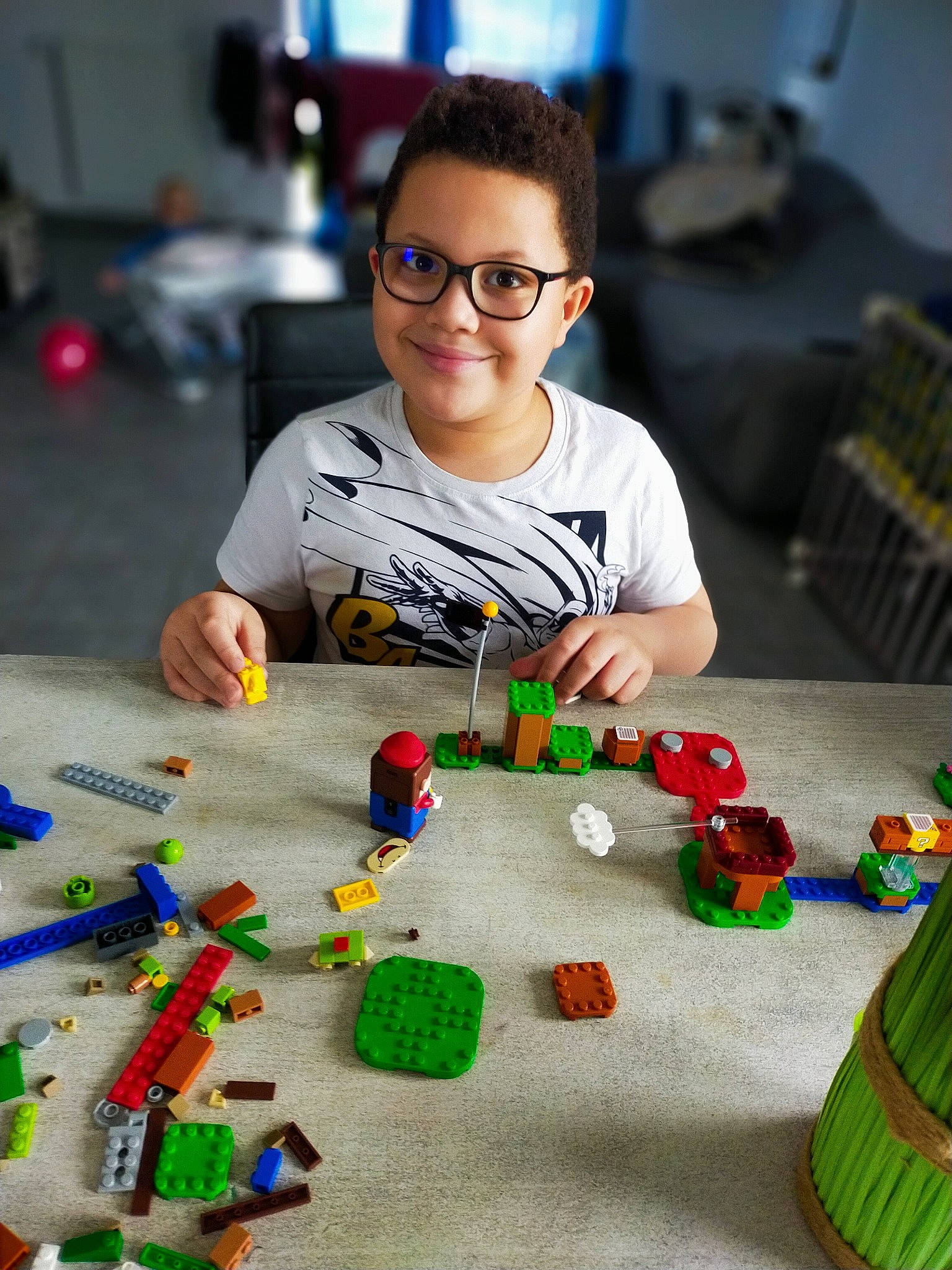 Owen participe au concours pour gagner de l'argent avec cette photo : child, creative_arts, educational_toy, eyewear, flooring, fun, games, green, indoor_games_and_sports, joy, leisure, person, plastic, play, recreation, sharing, smile, table, tabletop_game, toddler