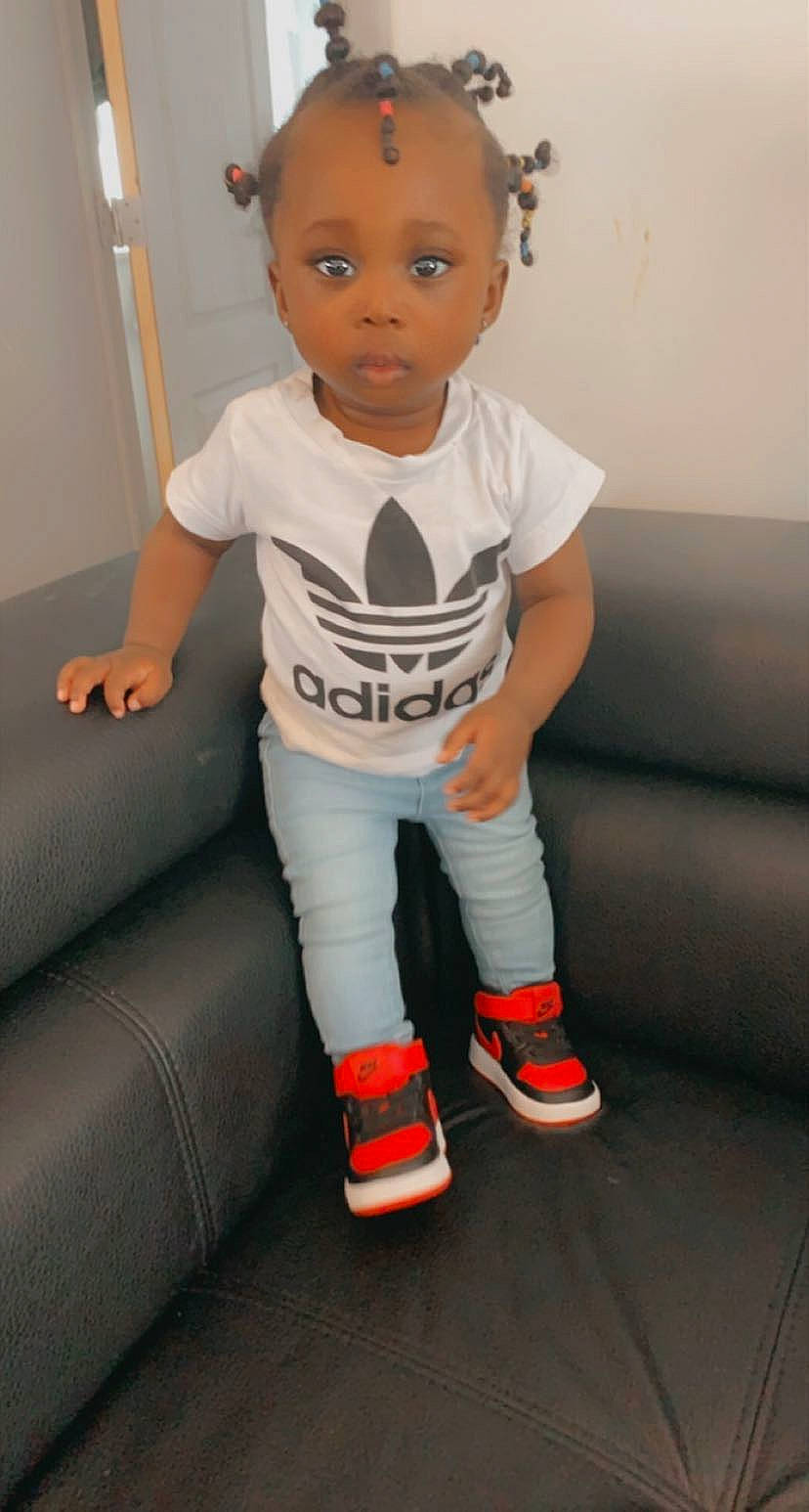 Kimberley a rejoint le concours — aidez-le/la à gagner de superbes lots ! arm, baby_toddler_clothing, boot, child, cool, eye, flooring, head, human_body, human_leg, joint, knee, leg, person, sleeve, sock, sportswear, t_shirt, thigh, toddler