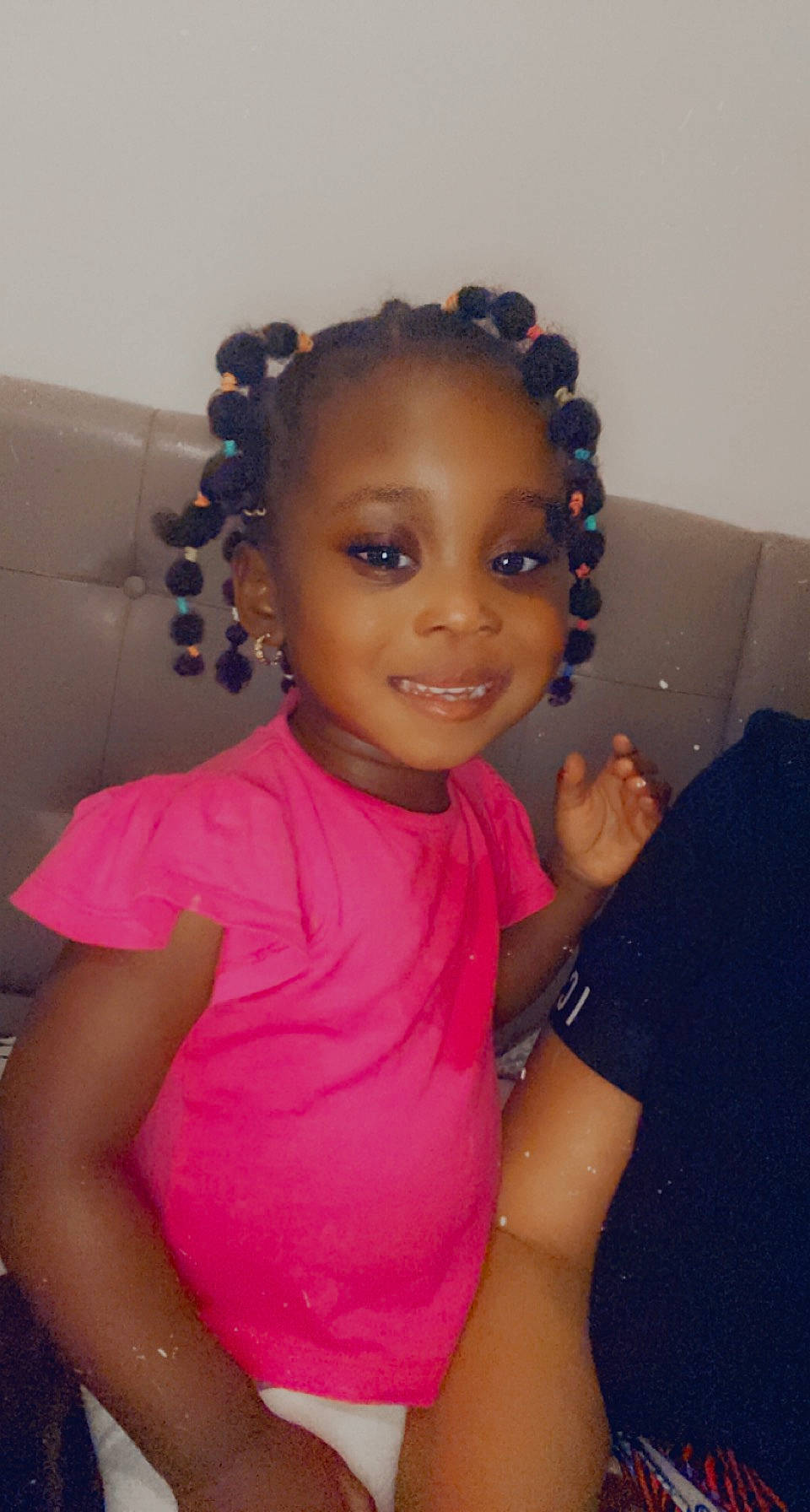 Kimberley participe au concours pour gagner de l'argent avec cette photo : afro, audio_equipment, black_hair, cheek, chest, elbow, eyebrow, eyelash, forehead, fun, hairstyle, happy, jewellery, joy, lip, long_hair, magenta, necklace, person, smile