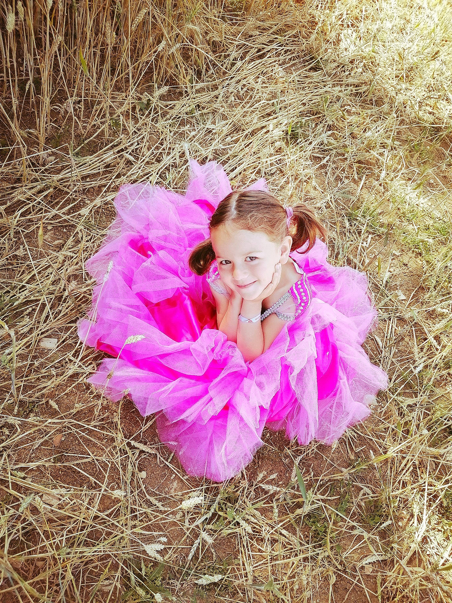 Olivia a rejoint le concours — aidez-le/la à gagner de superbes lots ! clothing, dress, eye, fashion_accessory, feather, fun, fur, grass, grassland, happy, human_body, joy, magenta, outerwear, people_in_nature, person, petal, pink, plant, prairie