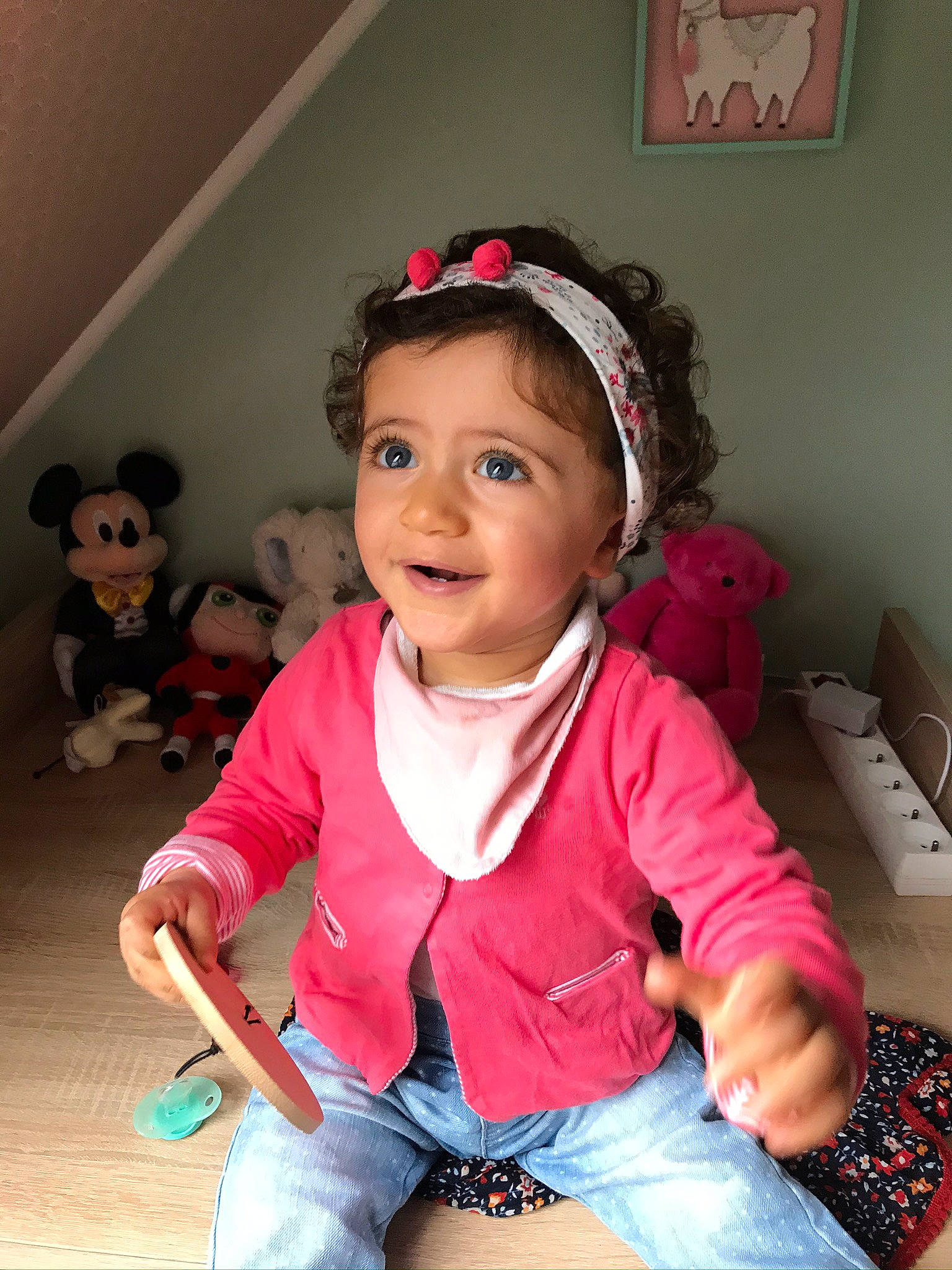 Jade a rejoint le concours — aidez-le/la à gagner de superbes lots ! baby, baby_toddler_clothing, chair, cheek, child, cool, denim, event, facial_expression, fashion_accessory, fun, happy, joy, magenta, person, personal_protective_equipment, picture_frame, pink, skin, sleeve
