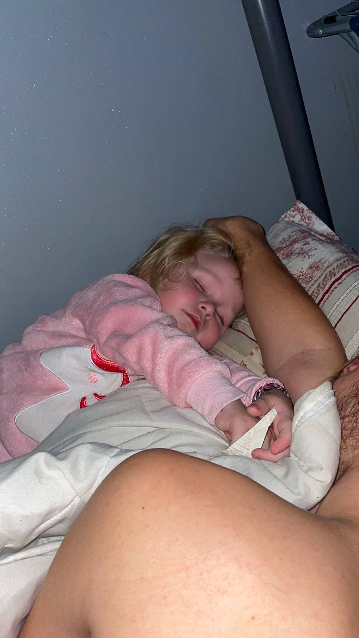 Ruby participe au concours pour gagner de l'argent avec cette photo : abdomen, bed, bedding, chest, comfort, elbow, eye, hair, head, human_leg, knee, leg, linens, mouth, person, pink, shoulder, skin, stomach, thigh