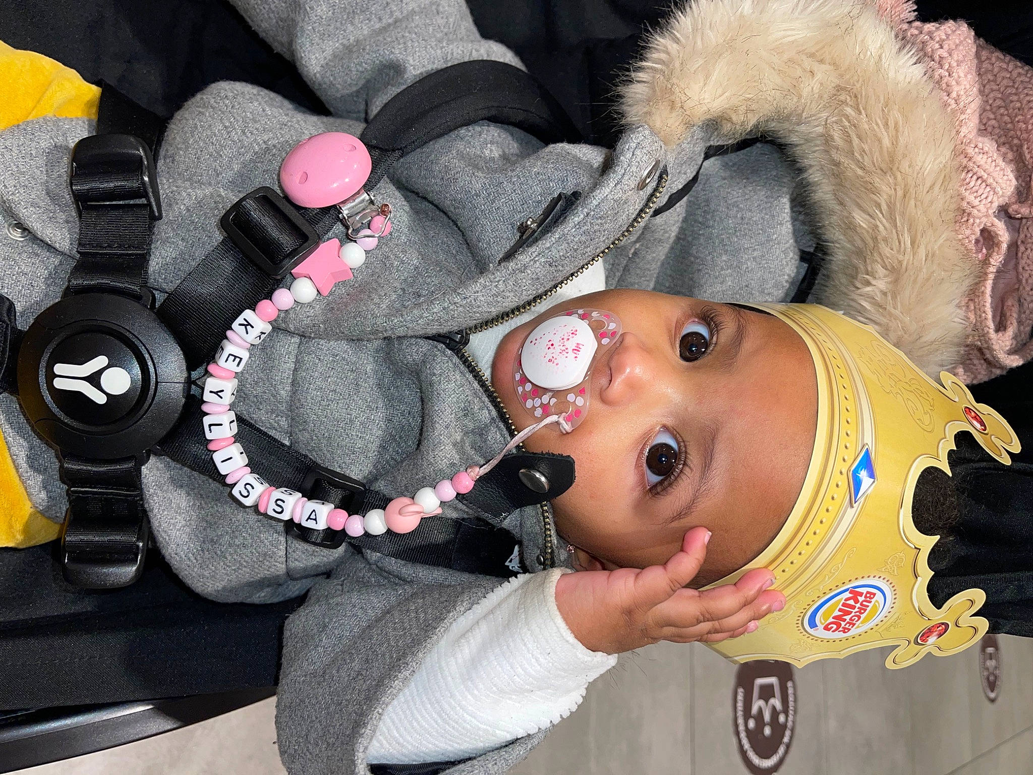 Keylissa a rejoint le concours — aidez-le/la à gagner de superbes lots ! arm, audio_equipment, auto_part, baby, baby_products, car_seat, car_seat_cover, carmine, cheek, child, clothing, finger, headwear, mouth, nail, person, seat_belt, skin, steering_wheel, toddler