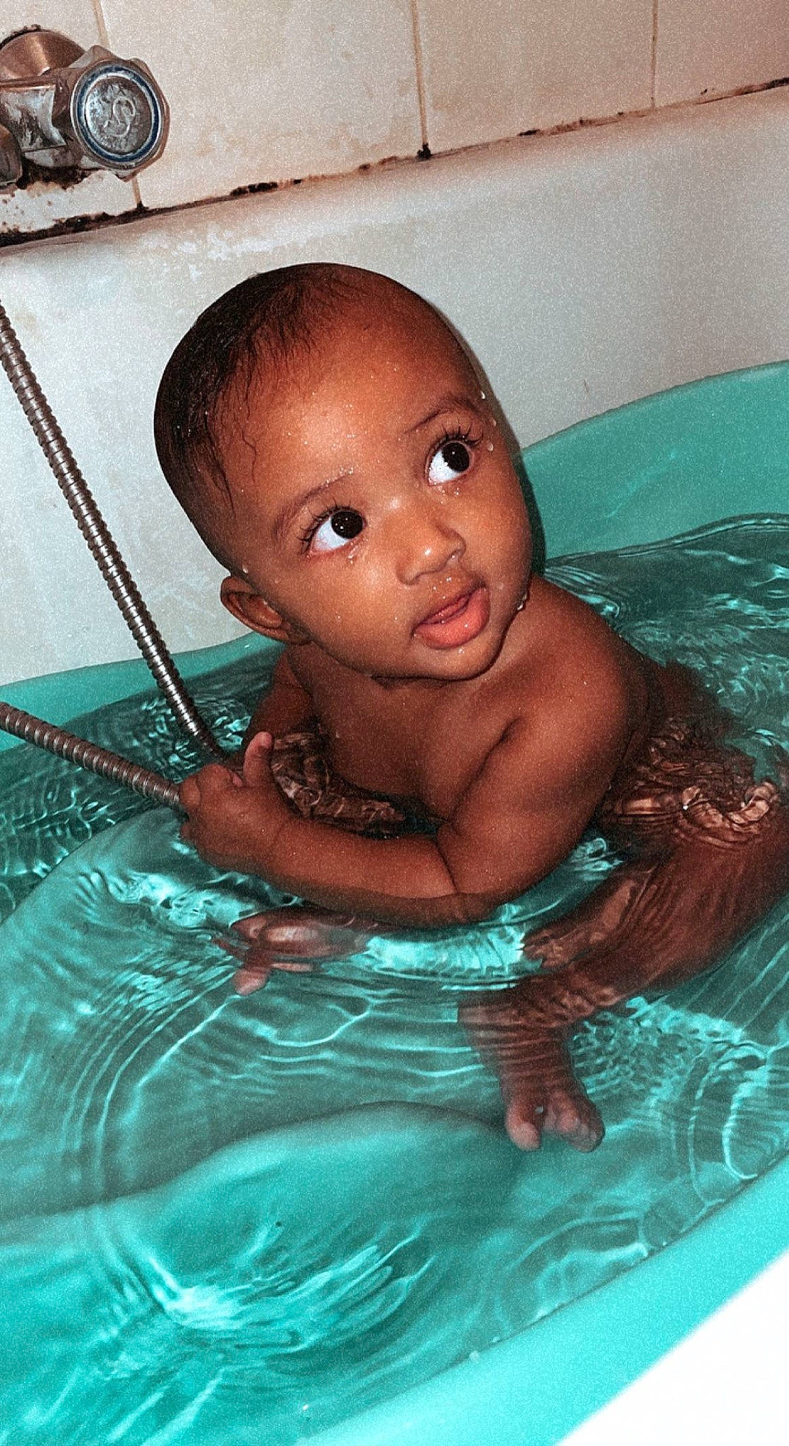 Keylissa participe au concours pour gagner de l'argent avec cette photo : baby, baby_bathing, bathing, cheek, chest, eyebrow, eyelash, facial_expression, fluid, fun, happy, leisure, liquid, muscle, person, recreation, skin, smile, swimming_pool, toddler