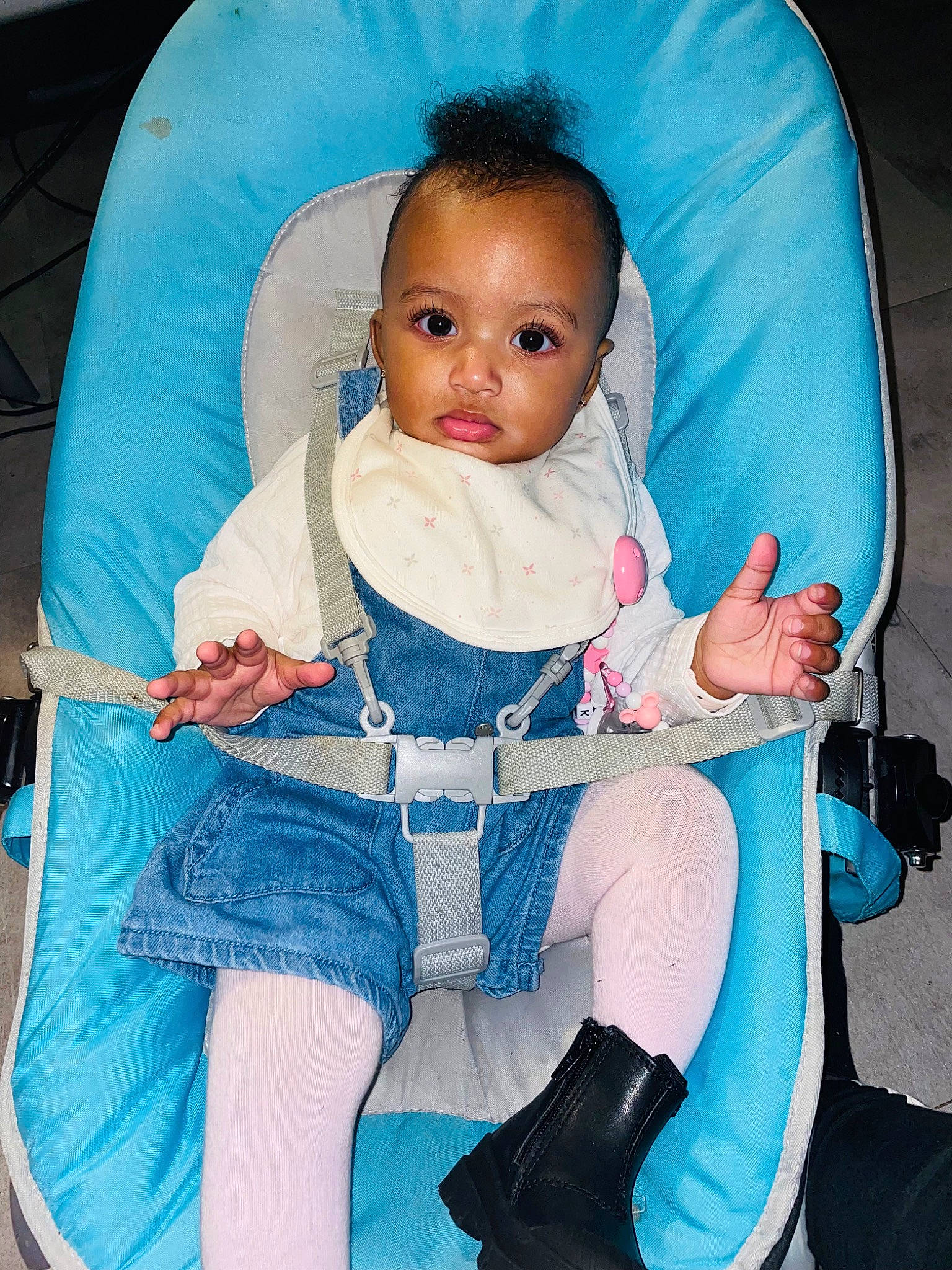 Keylissa a rejoint le concours — aidez-le/la à gagner de superbes lots ! azure, baby, baby_carriage, baby_products, baby_safety, baby_toddler_clothing, blue, chair, cheek, child, comfort, electric_blue, human_body, knee, people, person, product, sitting, skin, thigh